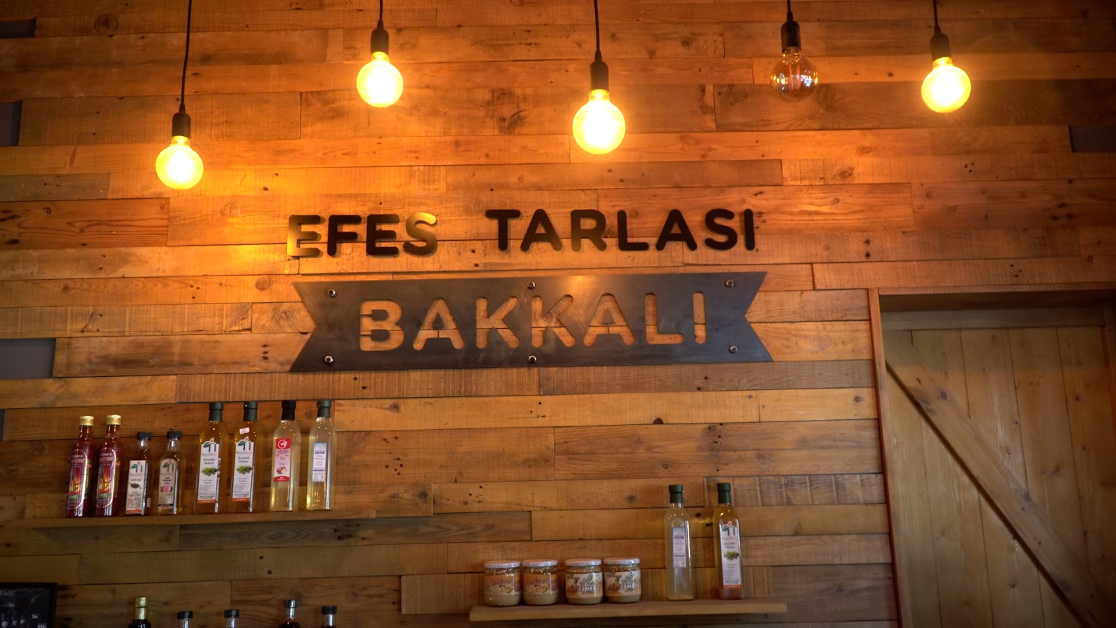 Efes Tarlası Bakkalı, kadın üreticilerin el emeği ürünlerini vatandaşlarla buluşturmaya