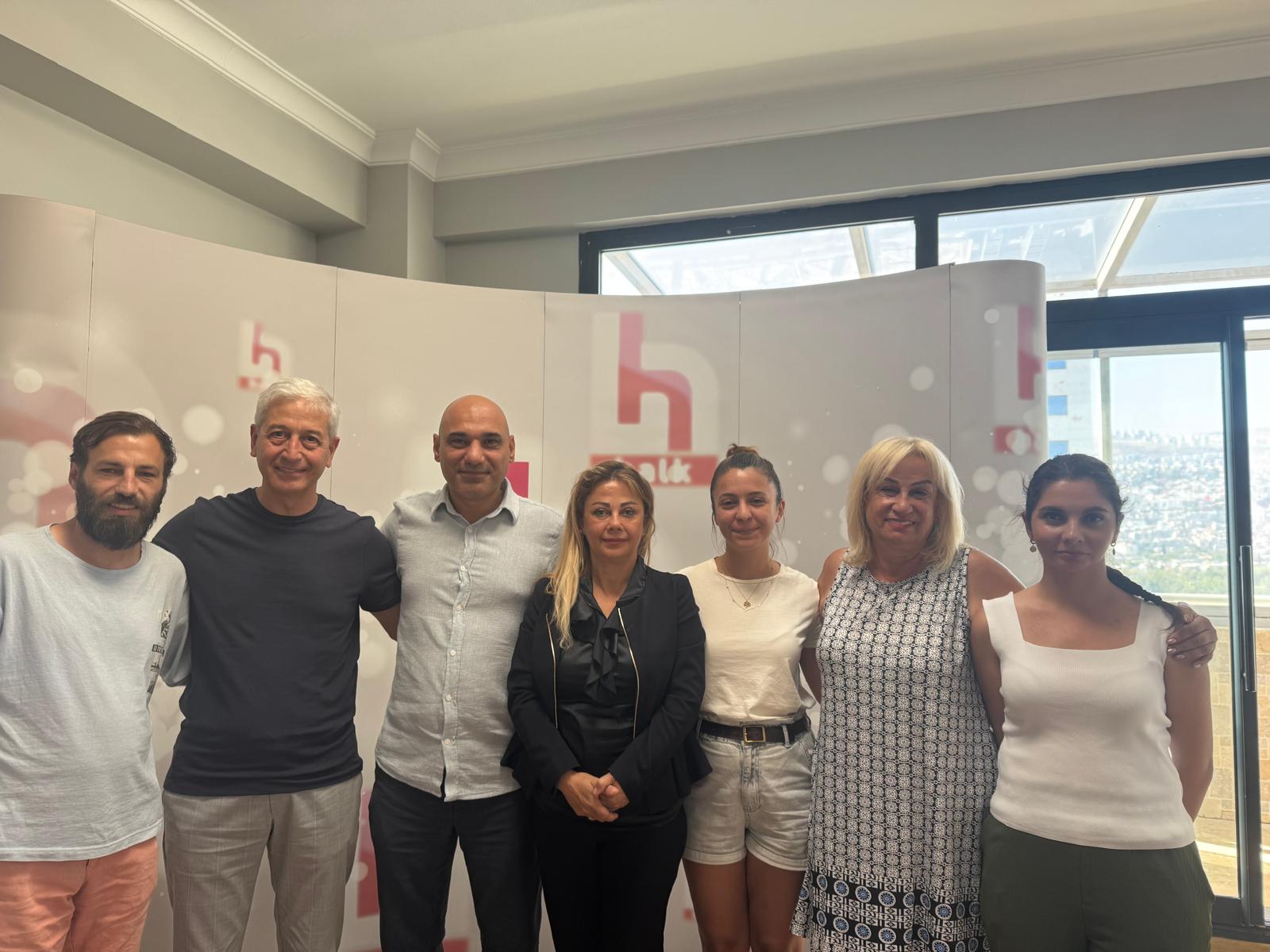 İzmir Gazeteciler Cemiyeti Başkanı Dilek Gappi, Başkan Yardımcısı Mehlika Gökmen