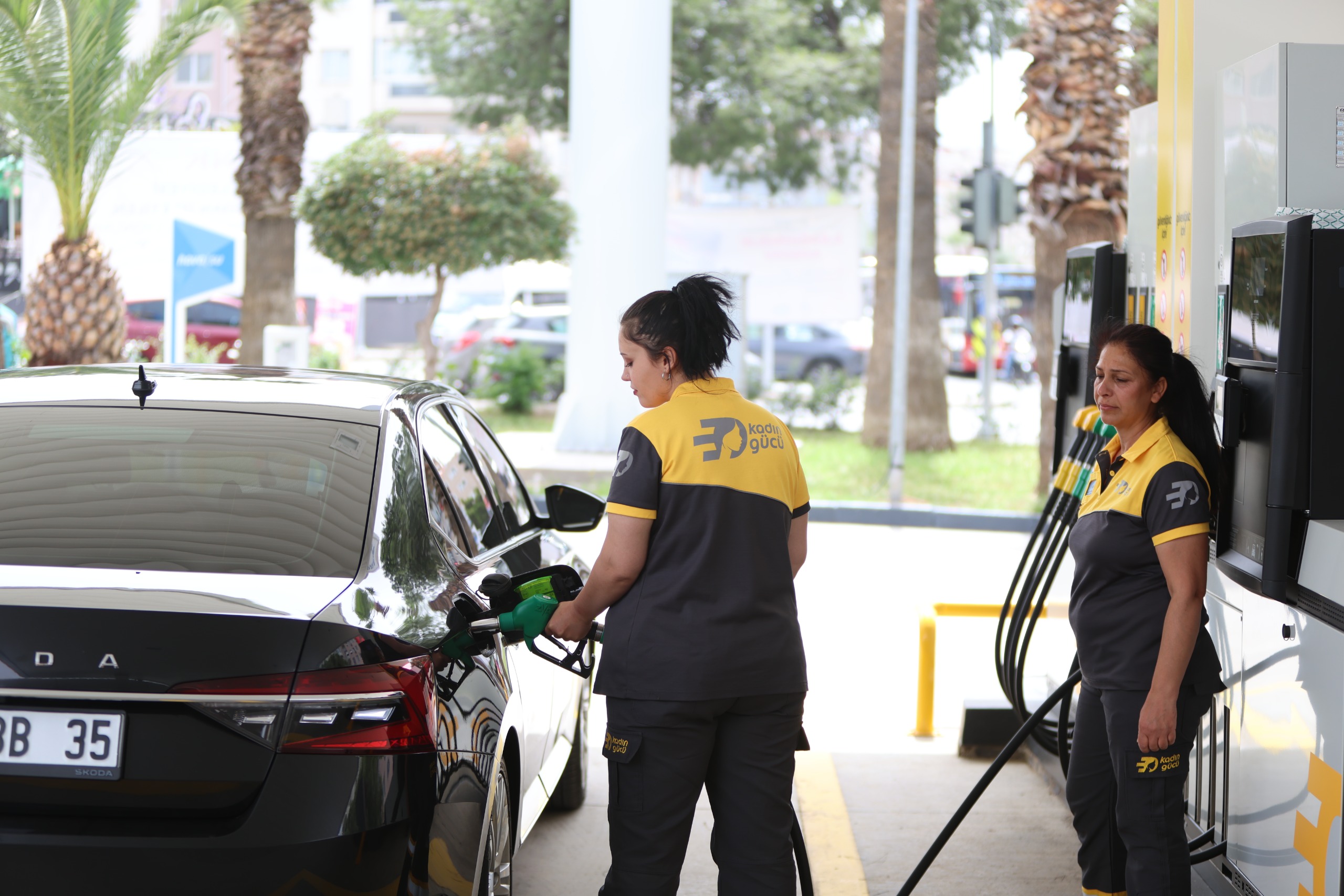 Karabağlar Belediyesi’nin atıl durumdaki akaryakıt istasyonunu dönüştürdüğü “Kadın ve Yeşil