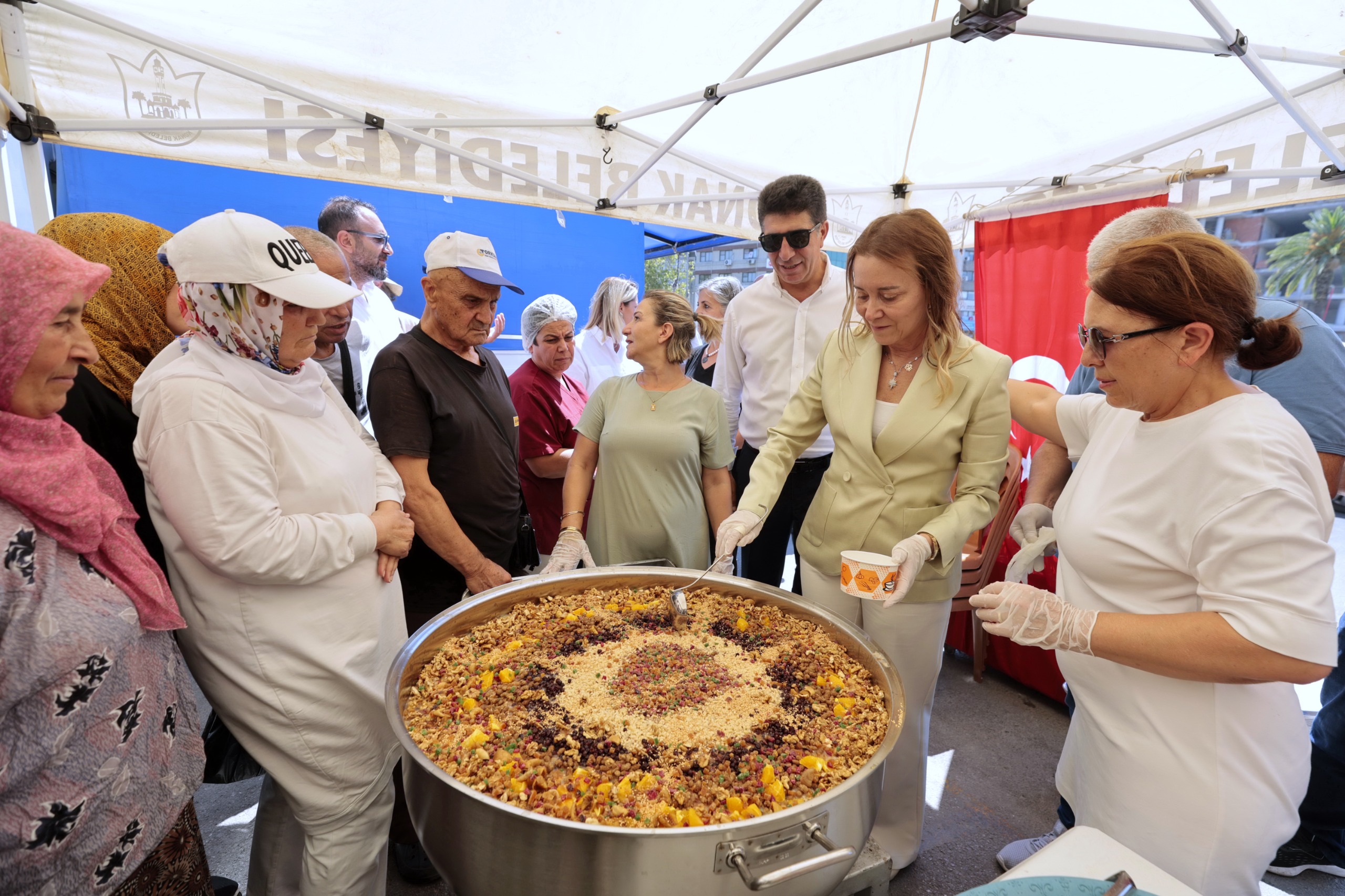 Konak Belediyesi’nin temmuz ayı boyunca devam edecek geleneksel aşure ikramlarının