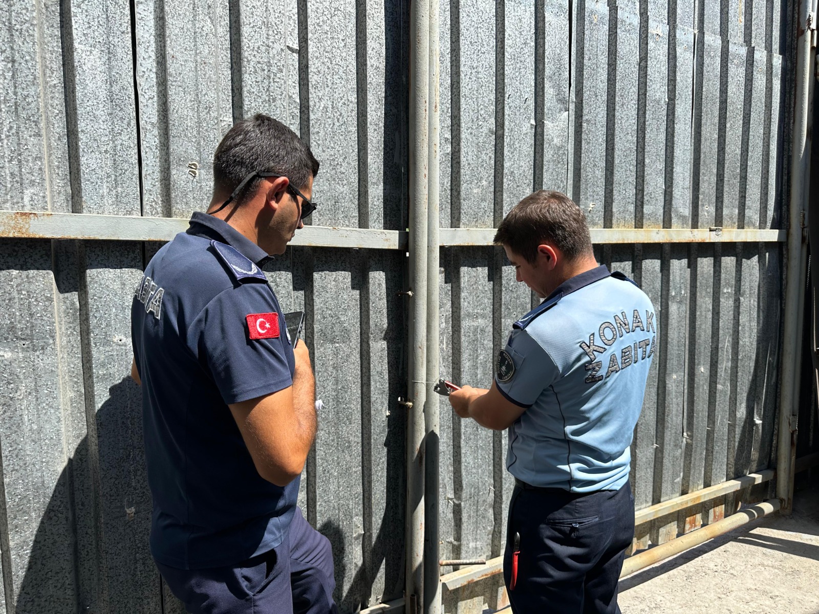 Konak Belediyesi Zabıta Müdürlüğüne bağlı ekipler, kaçak hurda depoları ve