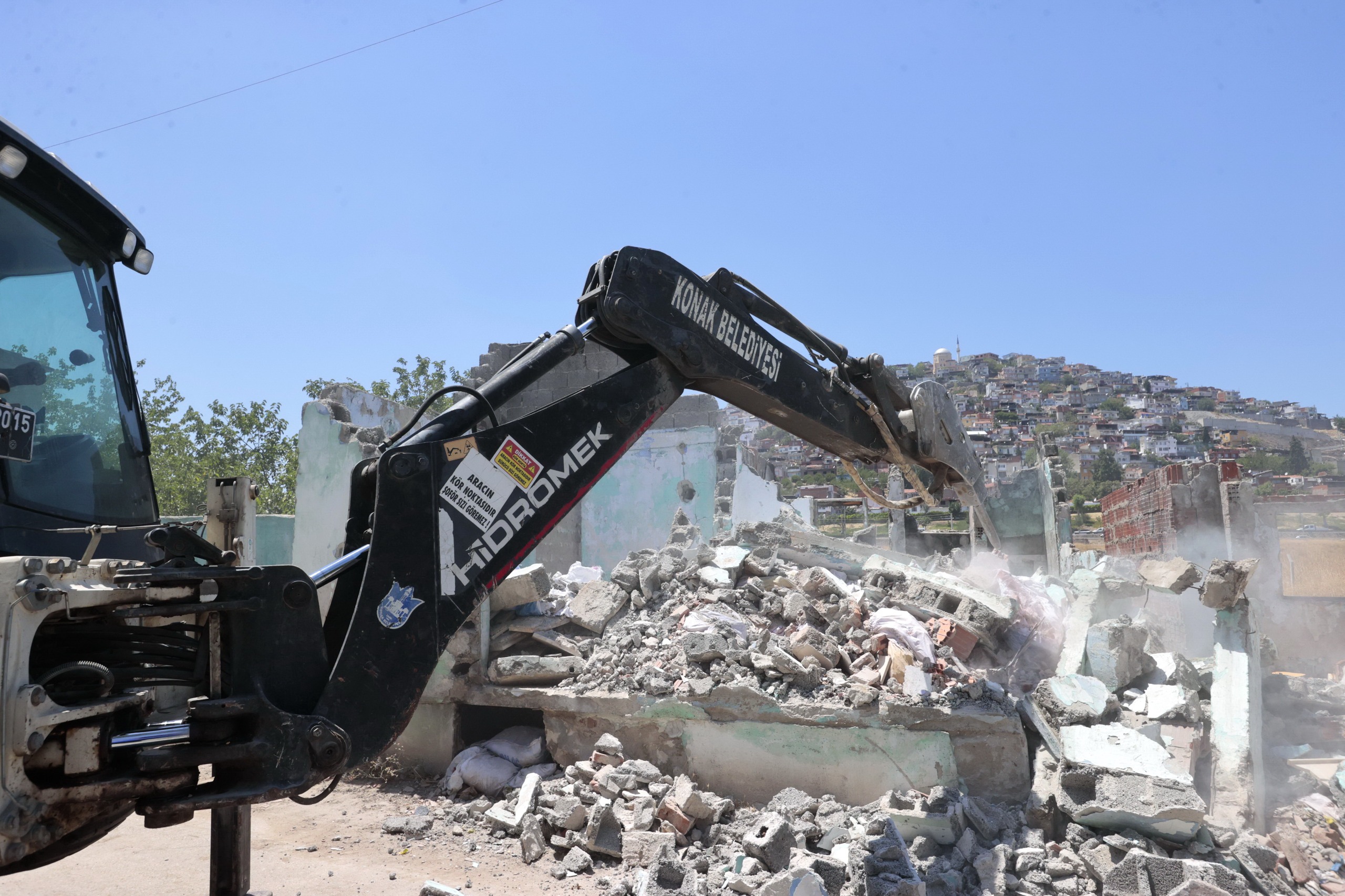 Konak Belediyesi, güvenlik riski taşıyan ve görüntü kirliliğe neden olan