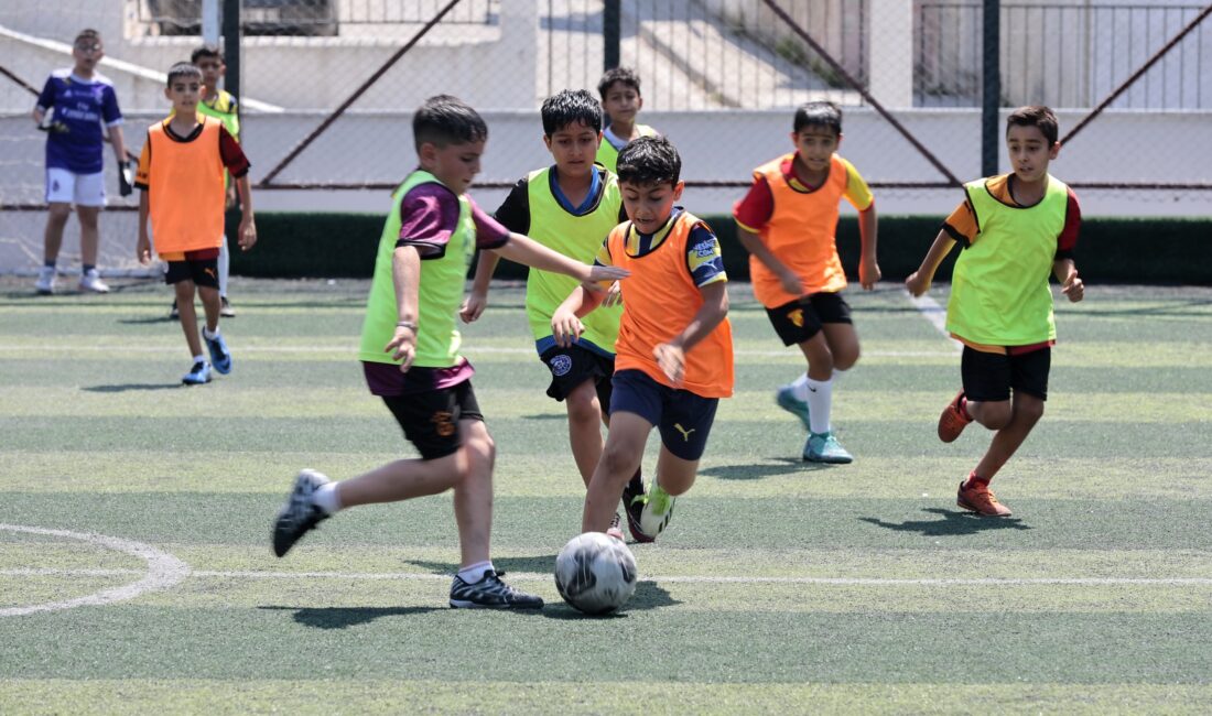 Konak Belediyesi’nin çocuklar için ücretsiz olarak düzenlediği Yaz Spor Okulları,