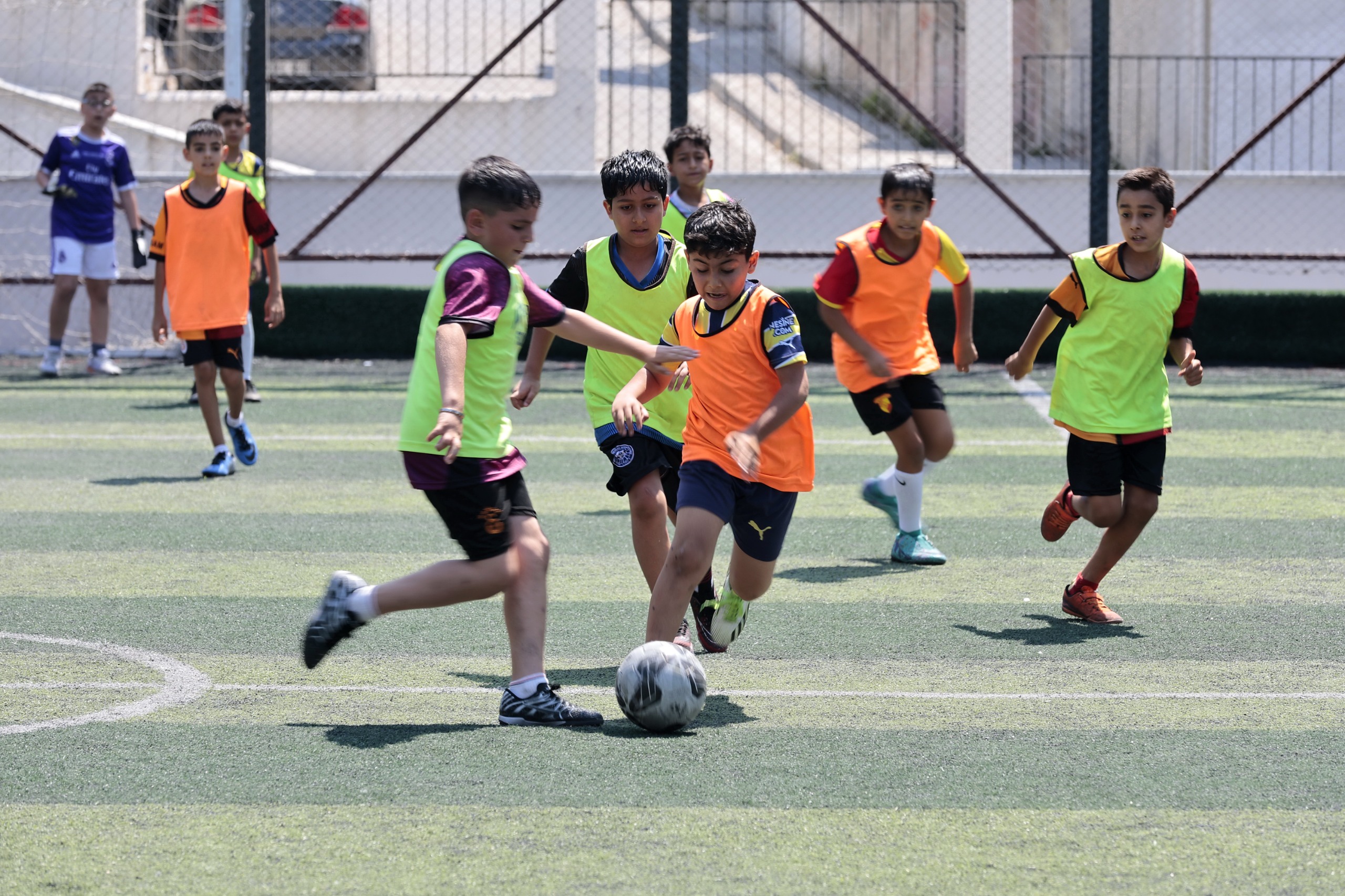 Konak Belediyesi’nin çocuklar için ücretsiz olarak düzenlediği Yaz Spor Okulları,