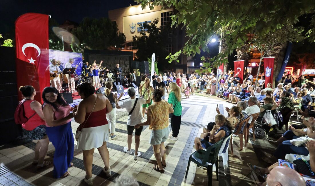 Yazın coşkusunu müzikle buluşturan Konak Yaz Konserleri, Fuat Göztepe Parkı’nda