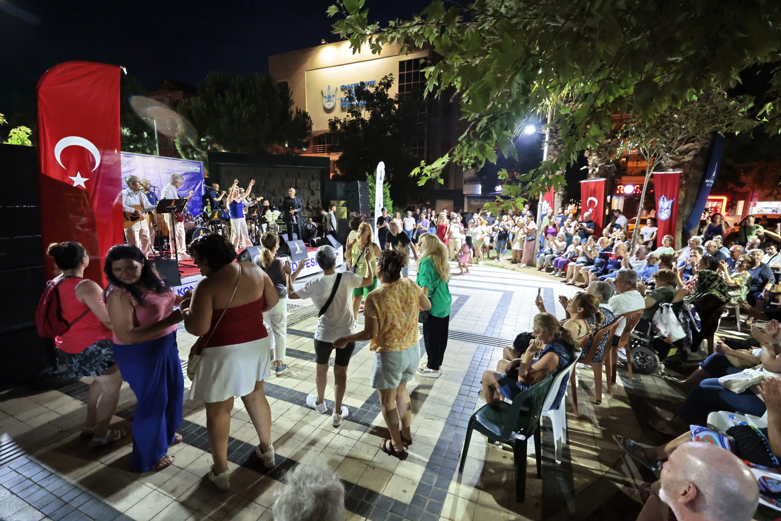 Yazın coşkusunu müzikle buluşturan Konak Yaz Konserleri, Fuat Göztepe Parkı’nda