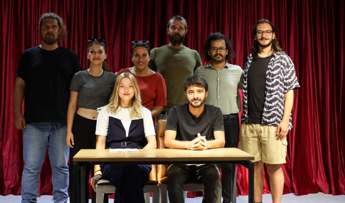 Tiyatro yalnızca sahnede değil, omuz omuza bir direnişle yaşatılıyor. Türkiye