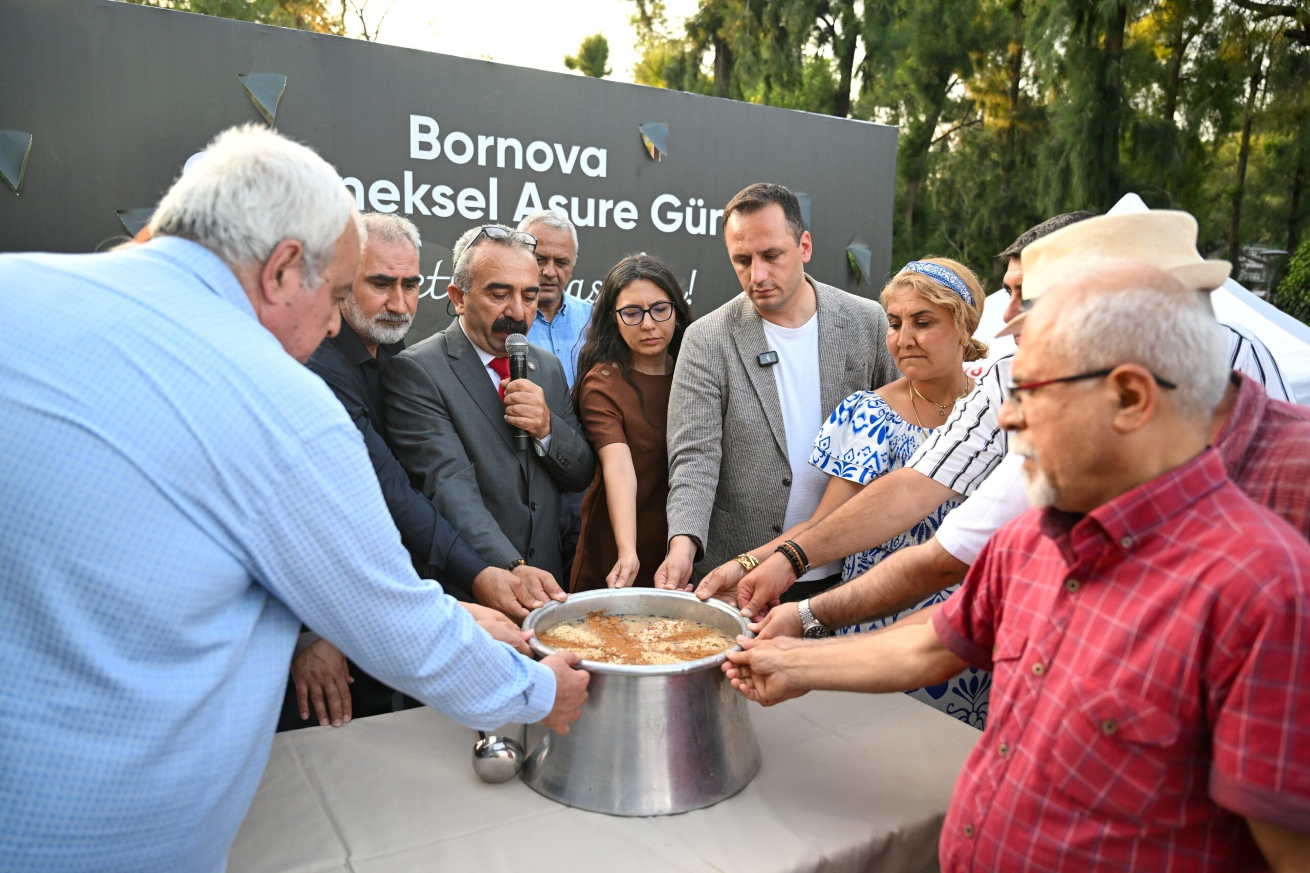 Bornova Belediyesi’nin Alevi Güçbirliği Platformu ile birlikte düzenlediği büyük aşure