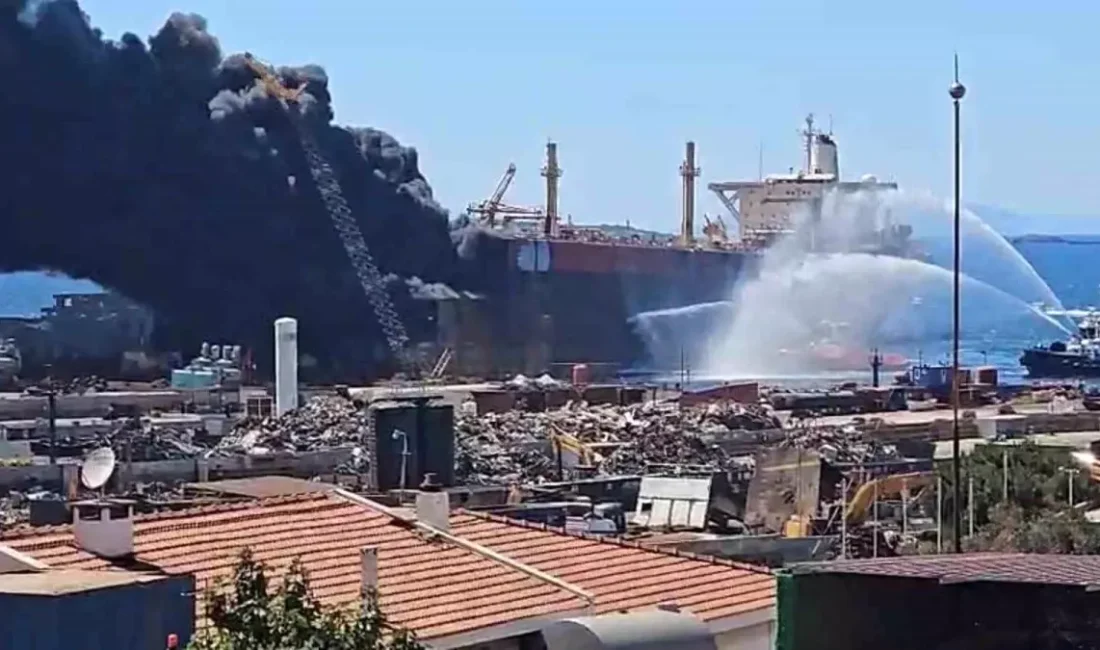 Aliağa Limanı’nda sökülen tanker gemisinde çıkan yangın itfaiye ve römorkörlerin