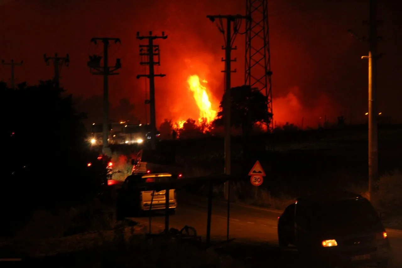 İzmir'in Buca ilçesinde dün başlayan ve rüzgarın etkisiyle çevre ilçelere