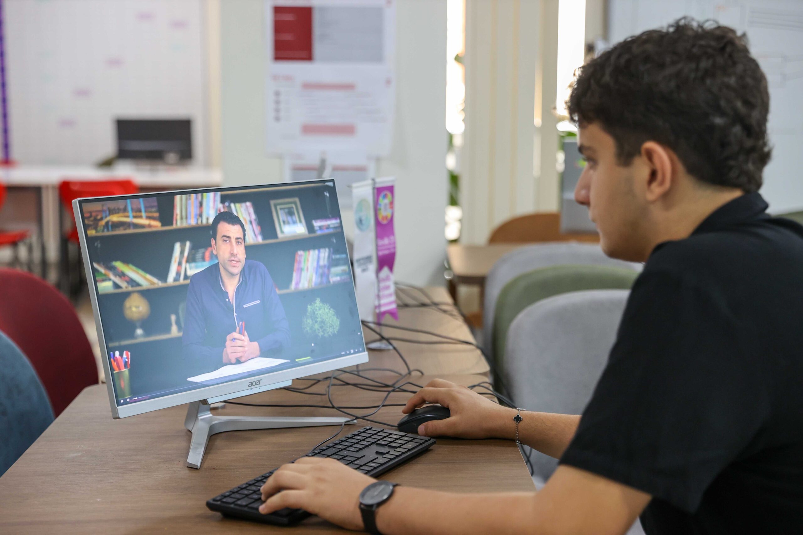 Buca Belediyesi’nin eğitim alanındaki yenilikçi yaklaşımı öğrencilere başarının kapılarını aralıyor.