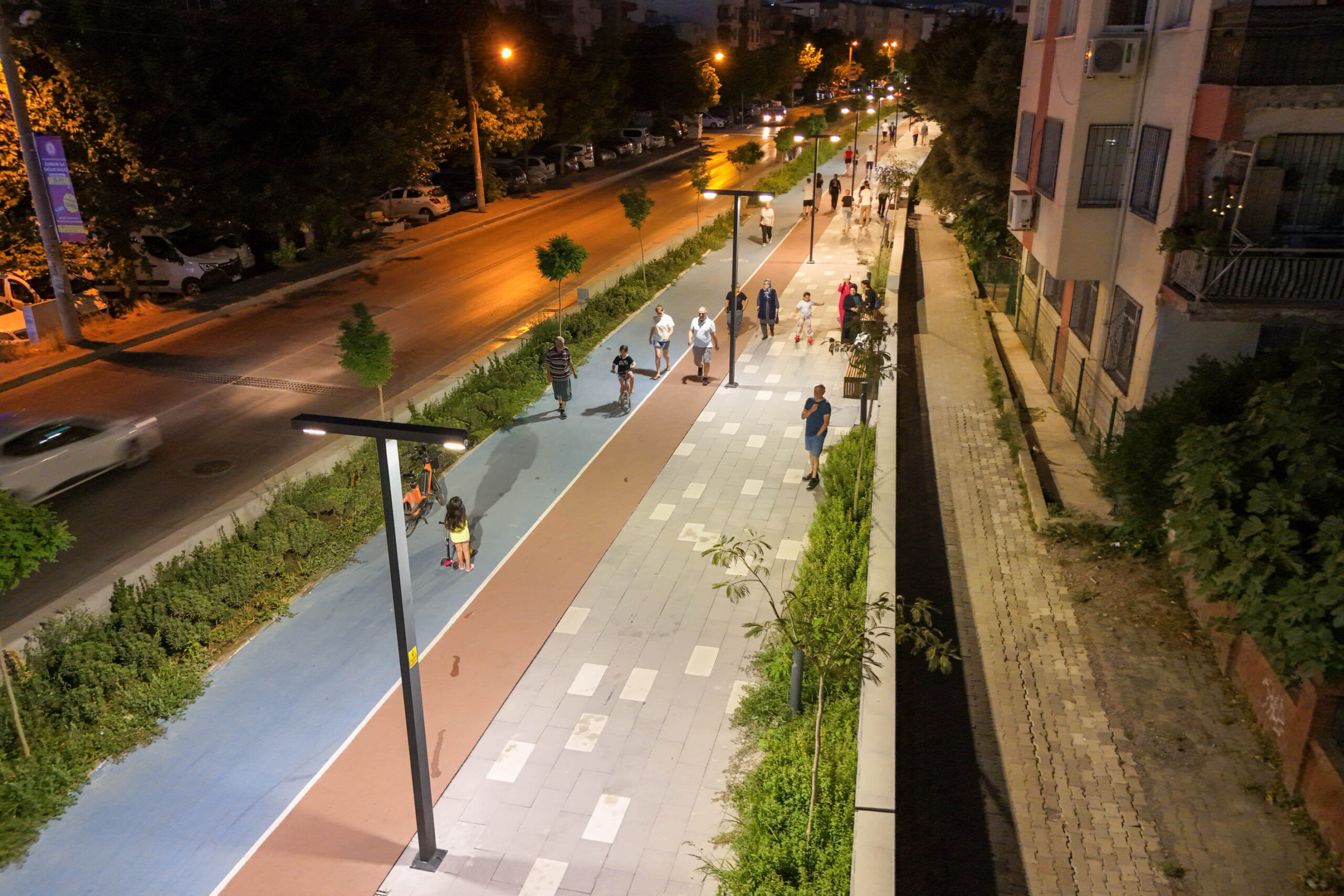 Buca Belediyesi, tarihi demir yolu hattını terk edilmiş görüntüsünden kurtararak