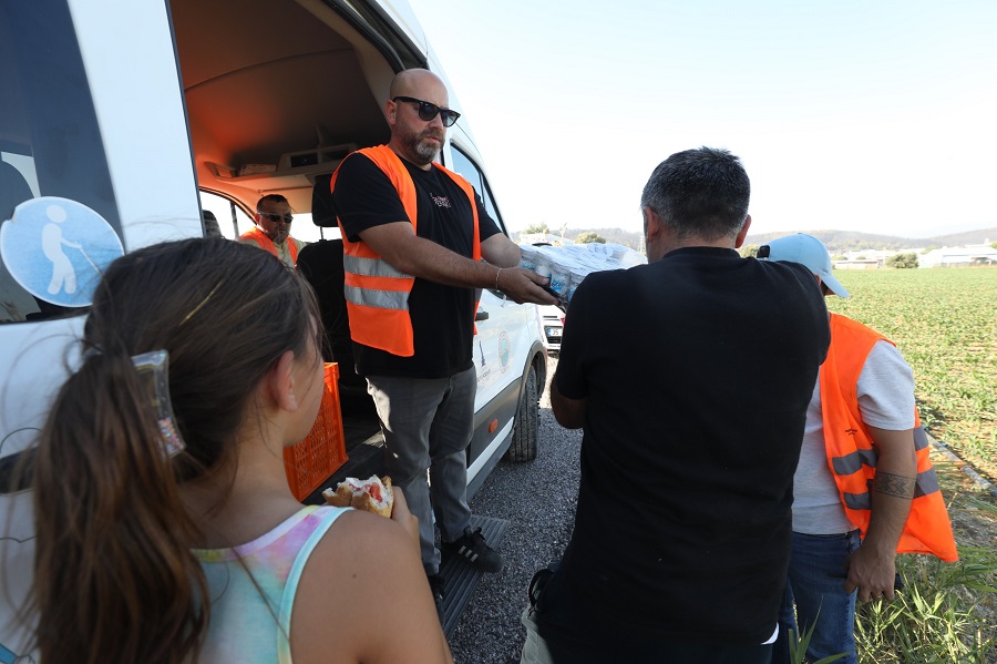 Menderes Belediyesi afetlerde etkin desteğinin yanı sıra vatandaşlara ve görevli