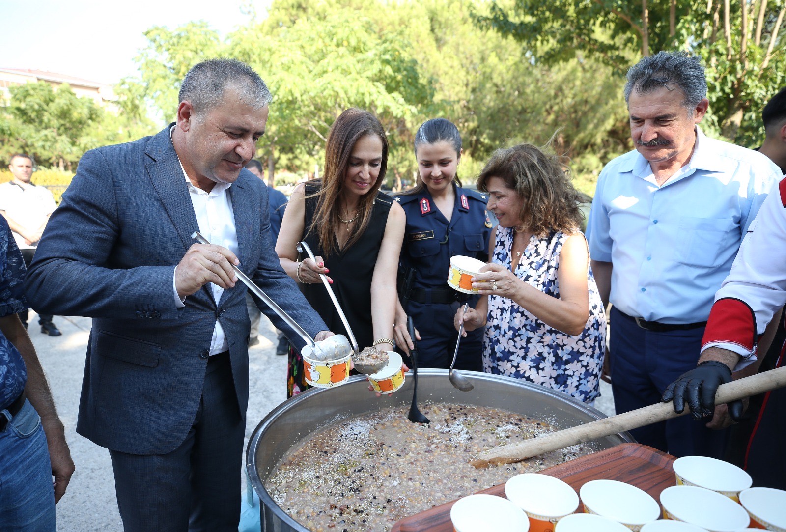 Karşıyaka Belediyesi, geleneksel Aşure Günü etkinliğini bu yıl da birlik,