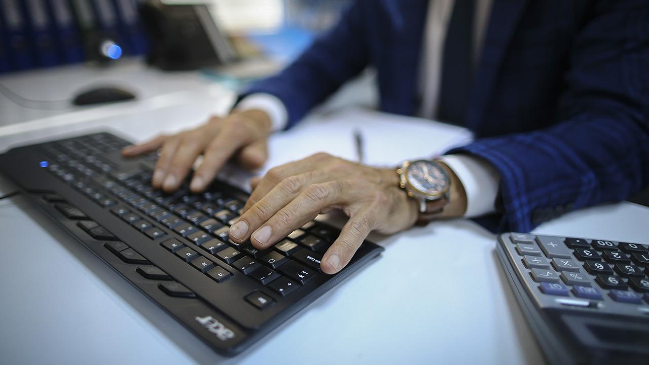 Resmi Gazete’de yayımlanan yönetmelikle, devlet memurlarına doğum sonrası yarı zamanlı