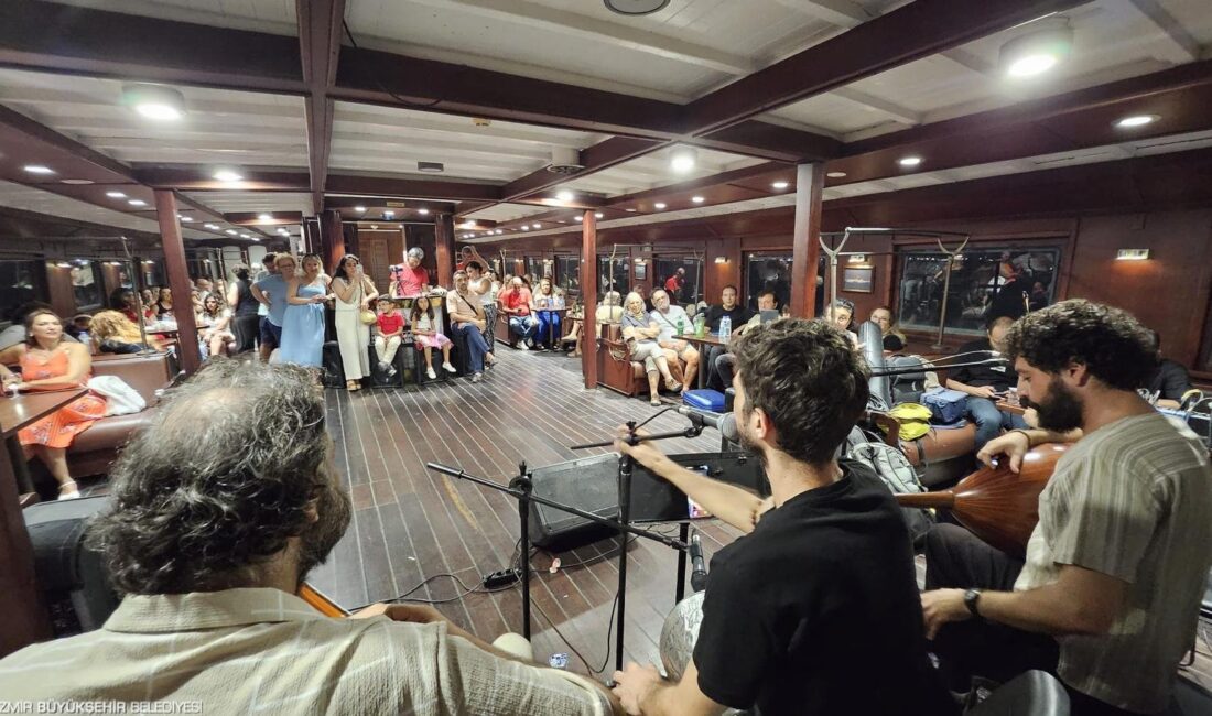 İzmir Büyükşehir Belediyesi iştiraki İZDENİZ’in Tarihi Bergama Vapuru’nda düzenlediği Rembetiko