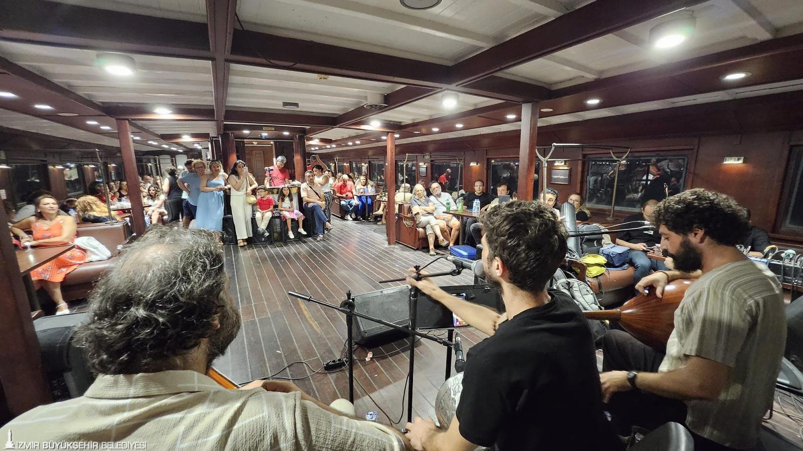 İzmir Büyükşehir Belediyesi iştiraki İZDENİZ’in Tarihi Bergama Vapuru’nda düzenlediği Rembetiko
