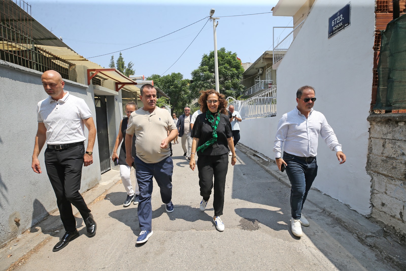 Karşıyaka’nın dört bir yanında vatandaşlarla buluşmaya devam eden Belediye Başkanı