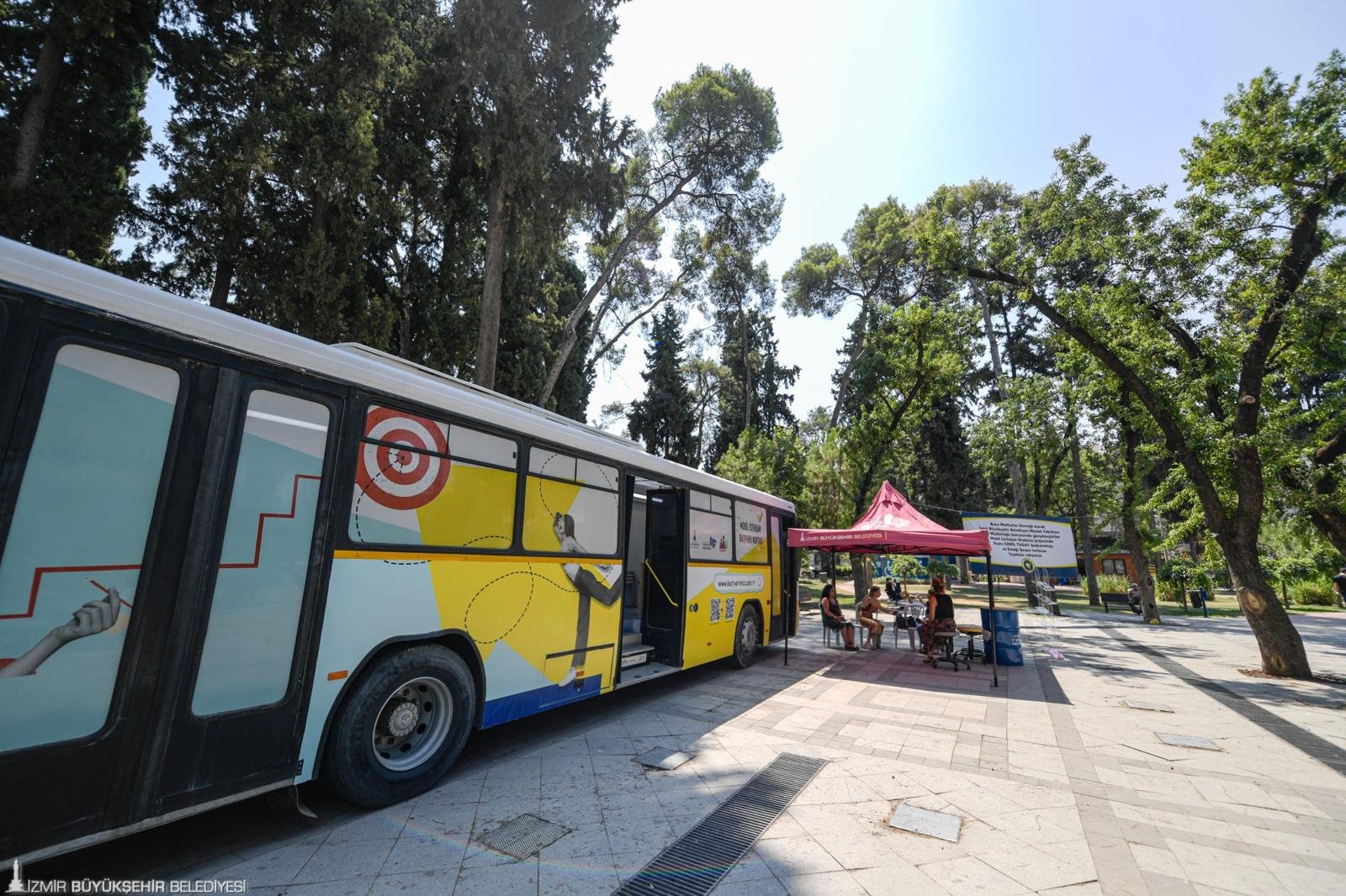 İzmir Büyükşehir Belediyesi Meslek Fabrikası Mobil İstihdam Aracı, iş arayanlarla