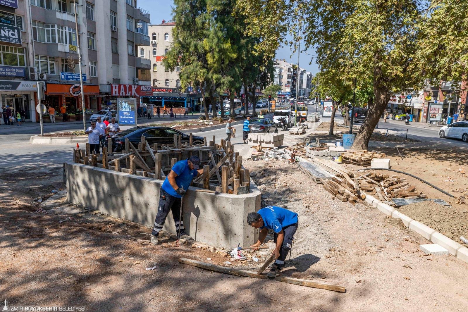 İzmir Büyükşehir Belediyesi Şirinyer Beyazıt Aykut Parkı’nı yeniliyor. Çalışmaları yerinde