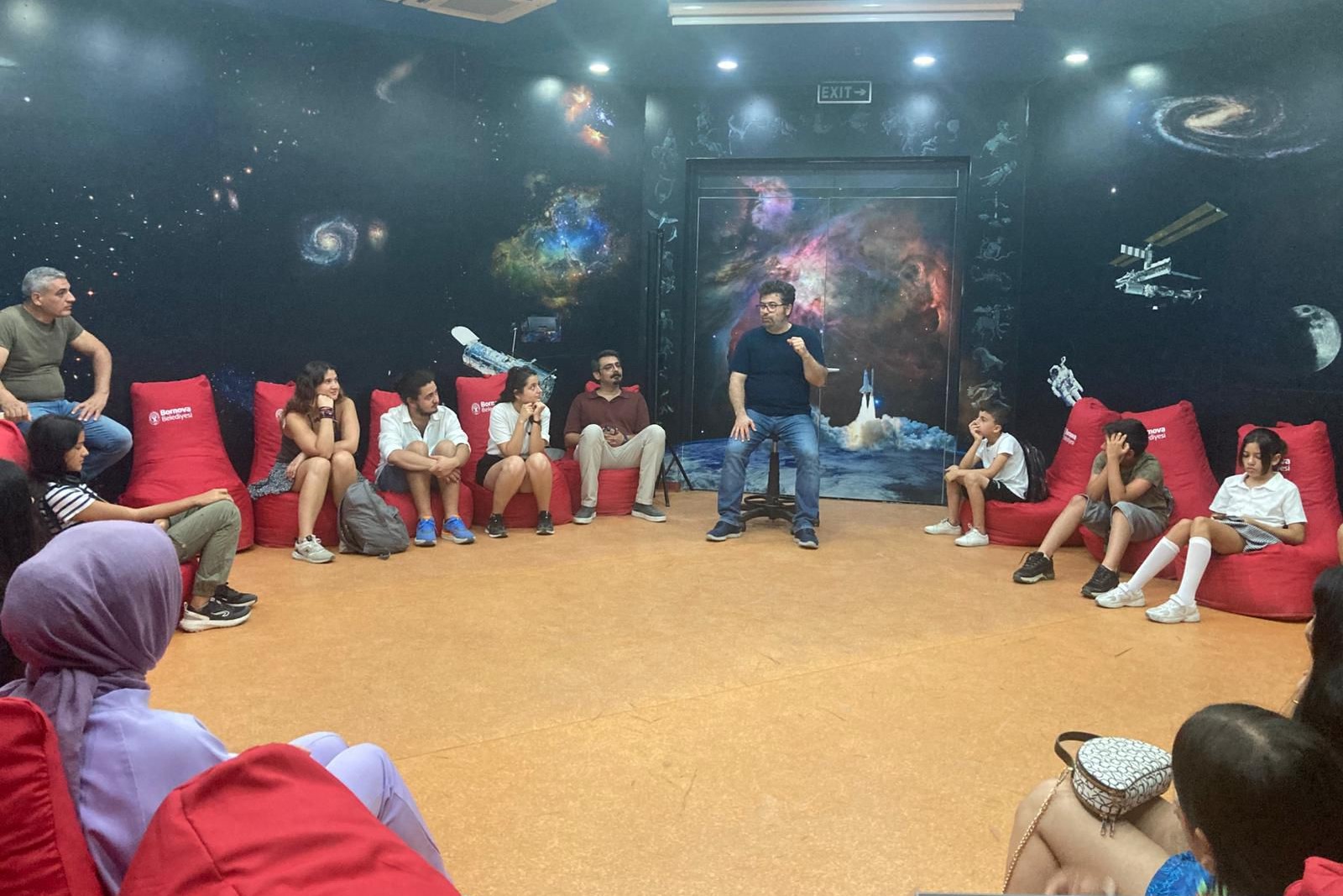 Bornova Belediyesi öncülüğünde düzenlenen etkinlikte çocuklar, Mevlana Toplum ve Bilim