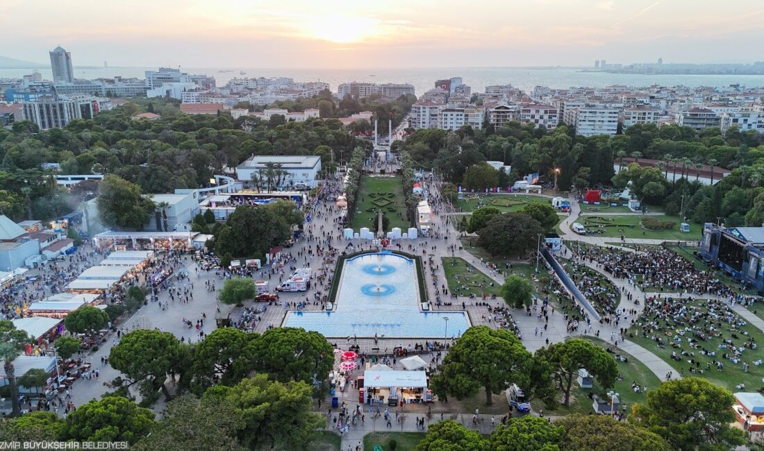İzmir Enternasyonal Fuarı (İEF), bu yıl da birbirinden ünlü sanatçıların