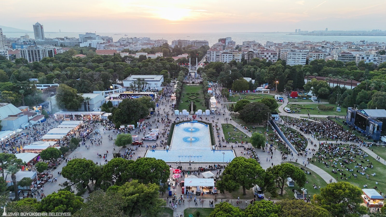 İzmir Enternasyonal Fuarı (İEF), bu yıl da birbirinden ünlü sanatçıların