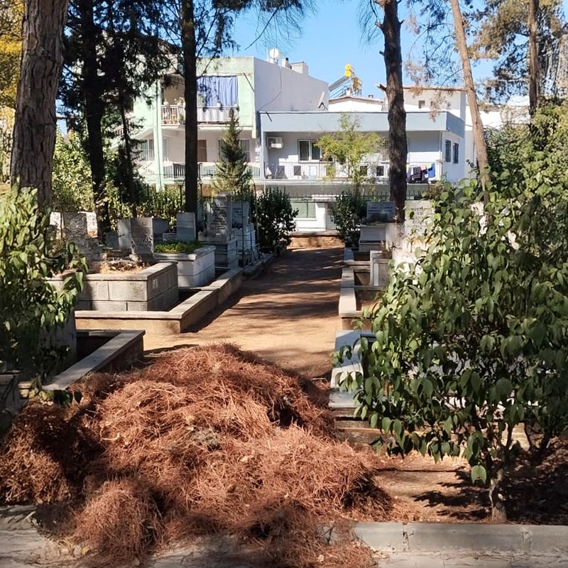 Efeler Belediyesi Mezarlık İşleri Müdürlüğü ekipleri, kent genelindeki mezarlıklarda düzenli