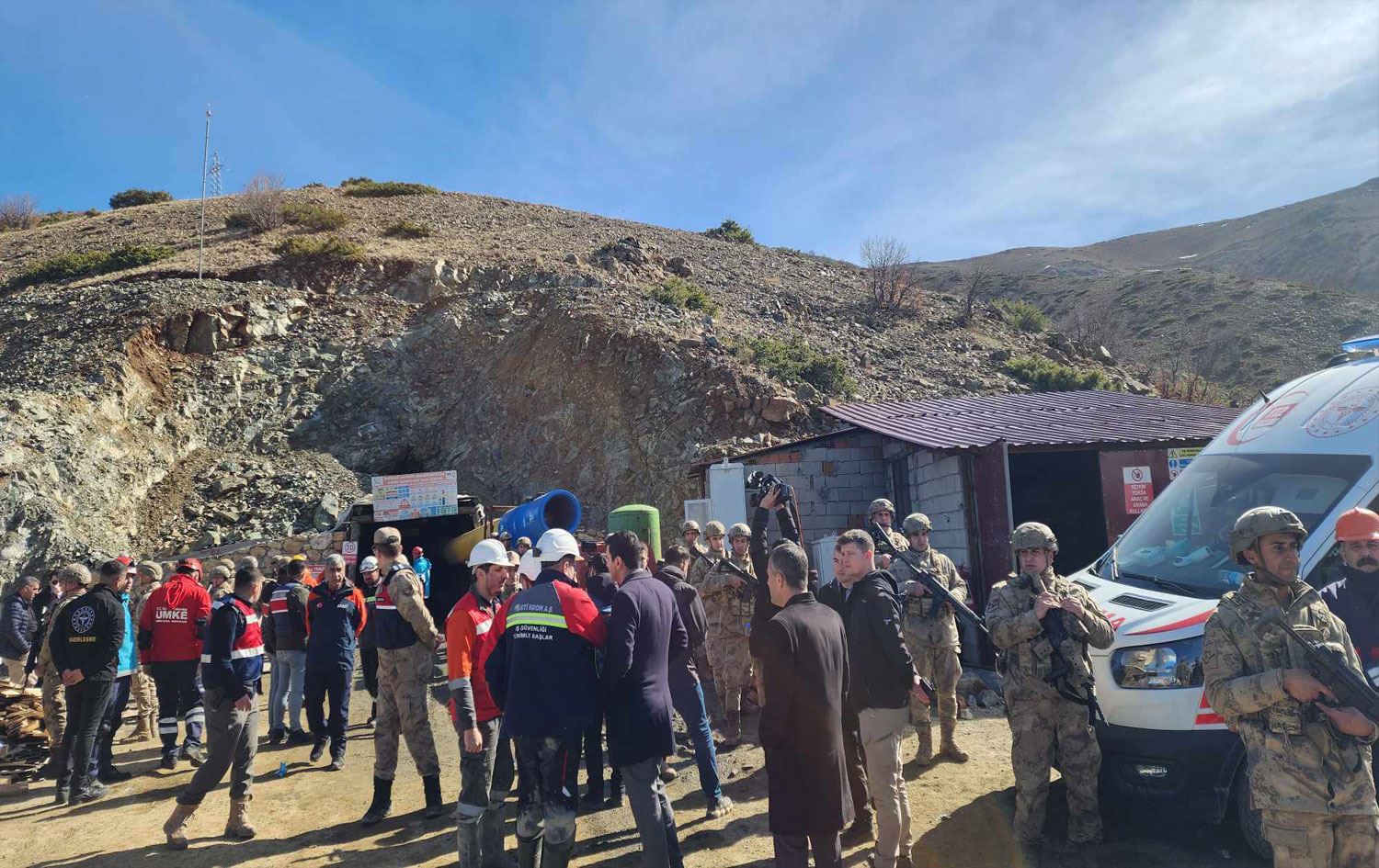 Elazığ’ın Alacakaya ilçesinde bulunan bir maden ocağında göçük meydana geldi.
