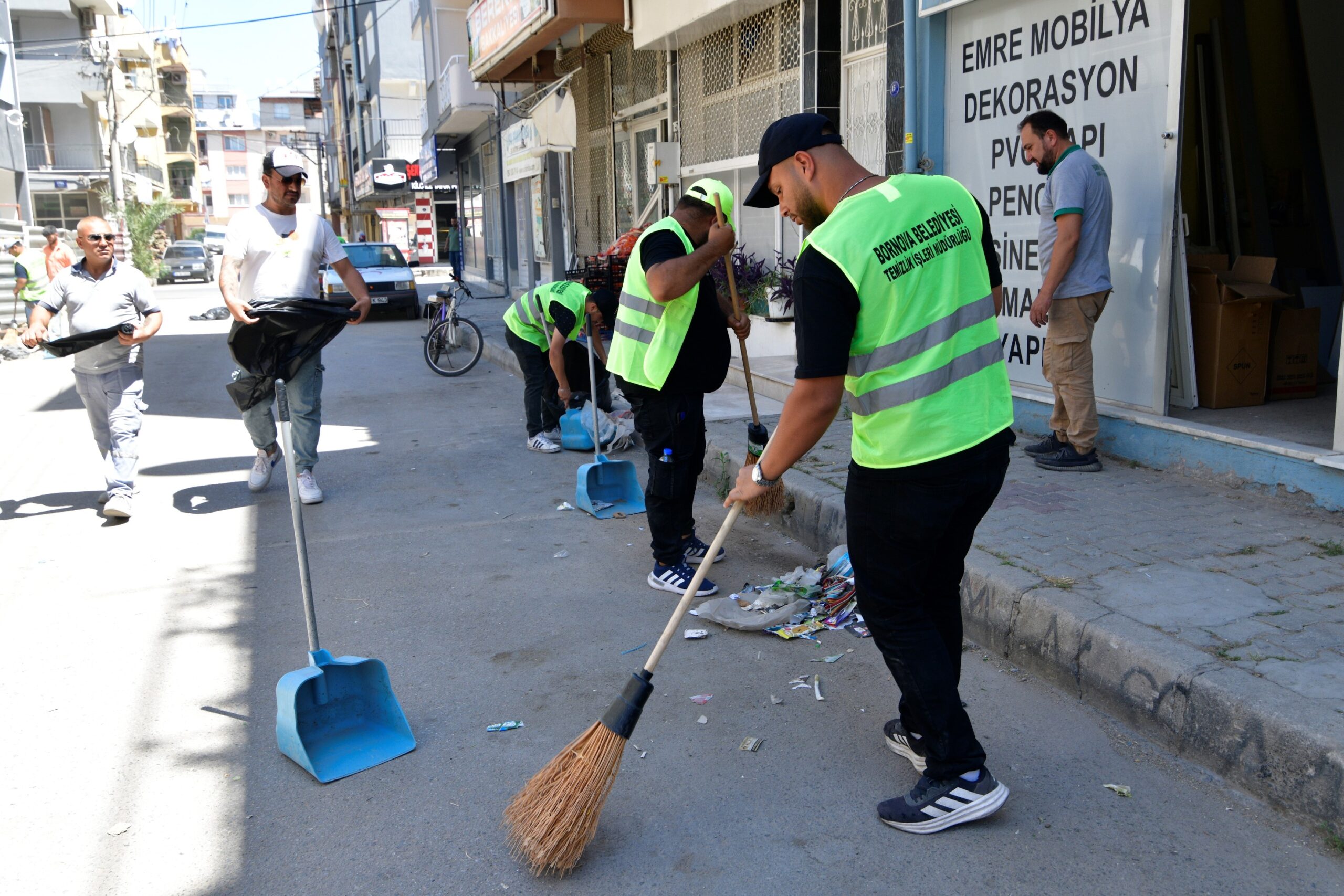 Bornova Belediyesi’nin “Her Gün İki Mahalle” sloganıyla başlattığı temizlik uygulaması