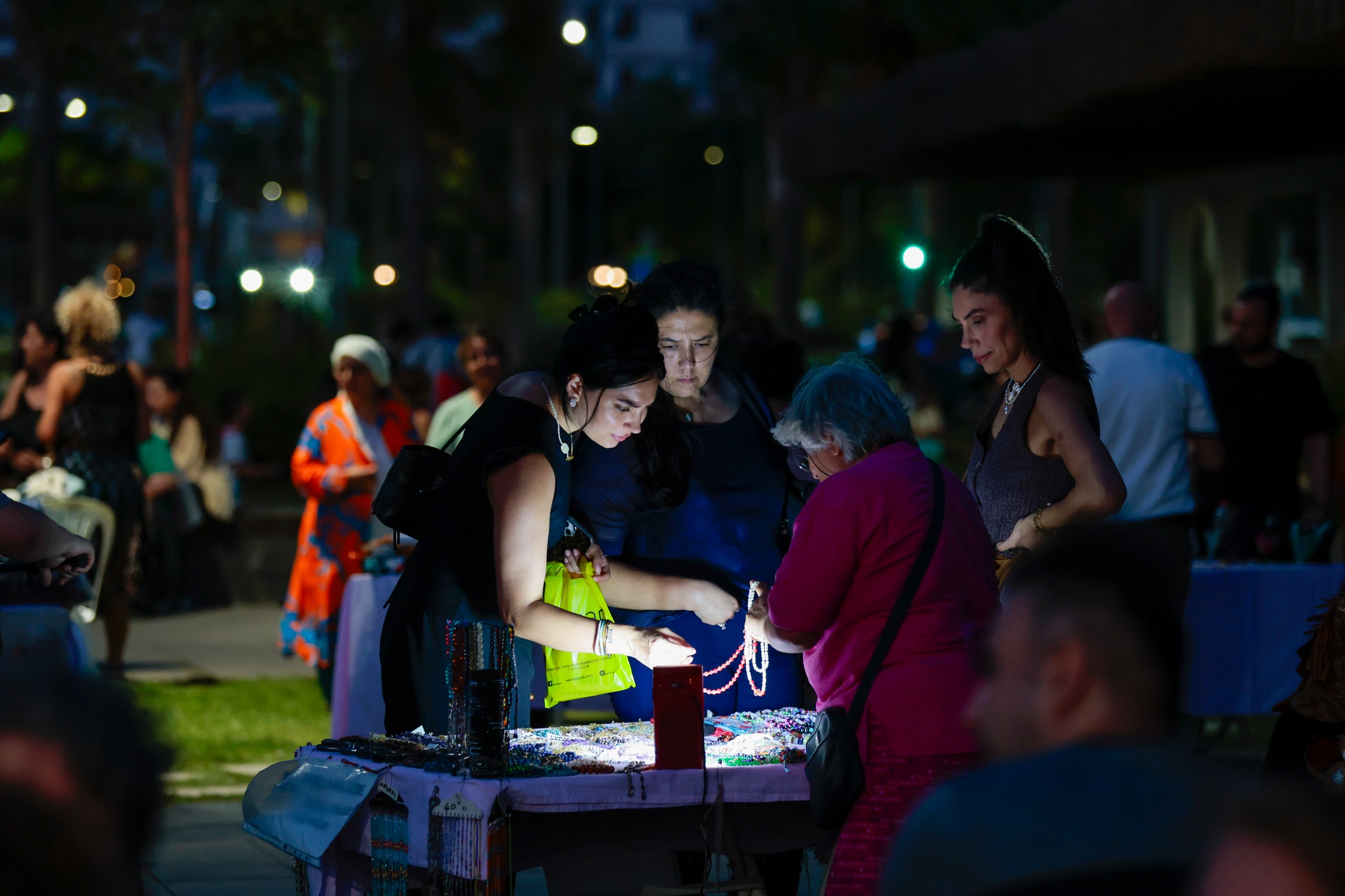 Konak Belediyesi’nin Karantina Meydanı’nda düzenlediği ‘Gece Kermesi’ kadın üreticinin el