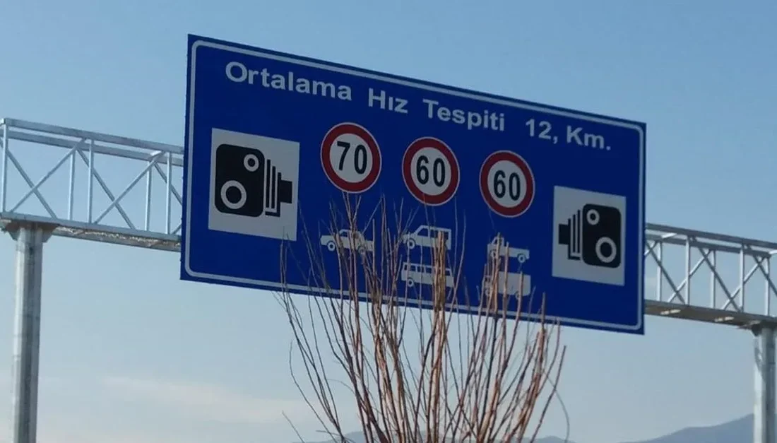 Hız sınırı tabelalarında yeni dönem: Standartlar yeniden belirlenecek Cumhurbaşkanı Erdoğan imzalı genelgeyle, karayollarındaki hız sınırı uygulamaları güncel koşullar