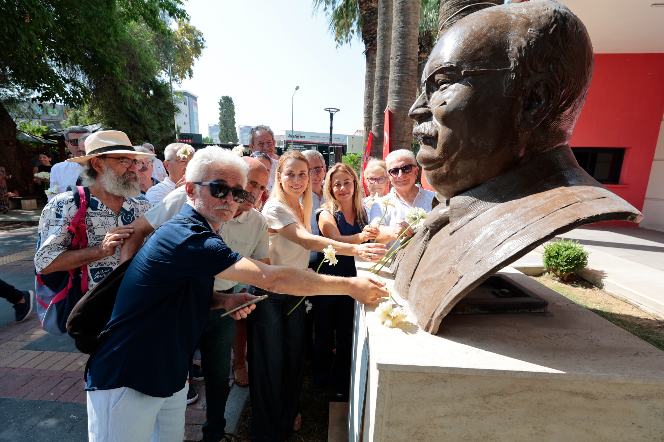 “İzmir Baba” olarak tanınan Sancar Maruflu, vefatının dördüncü yılında adının