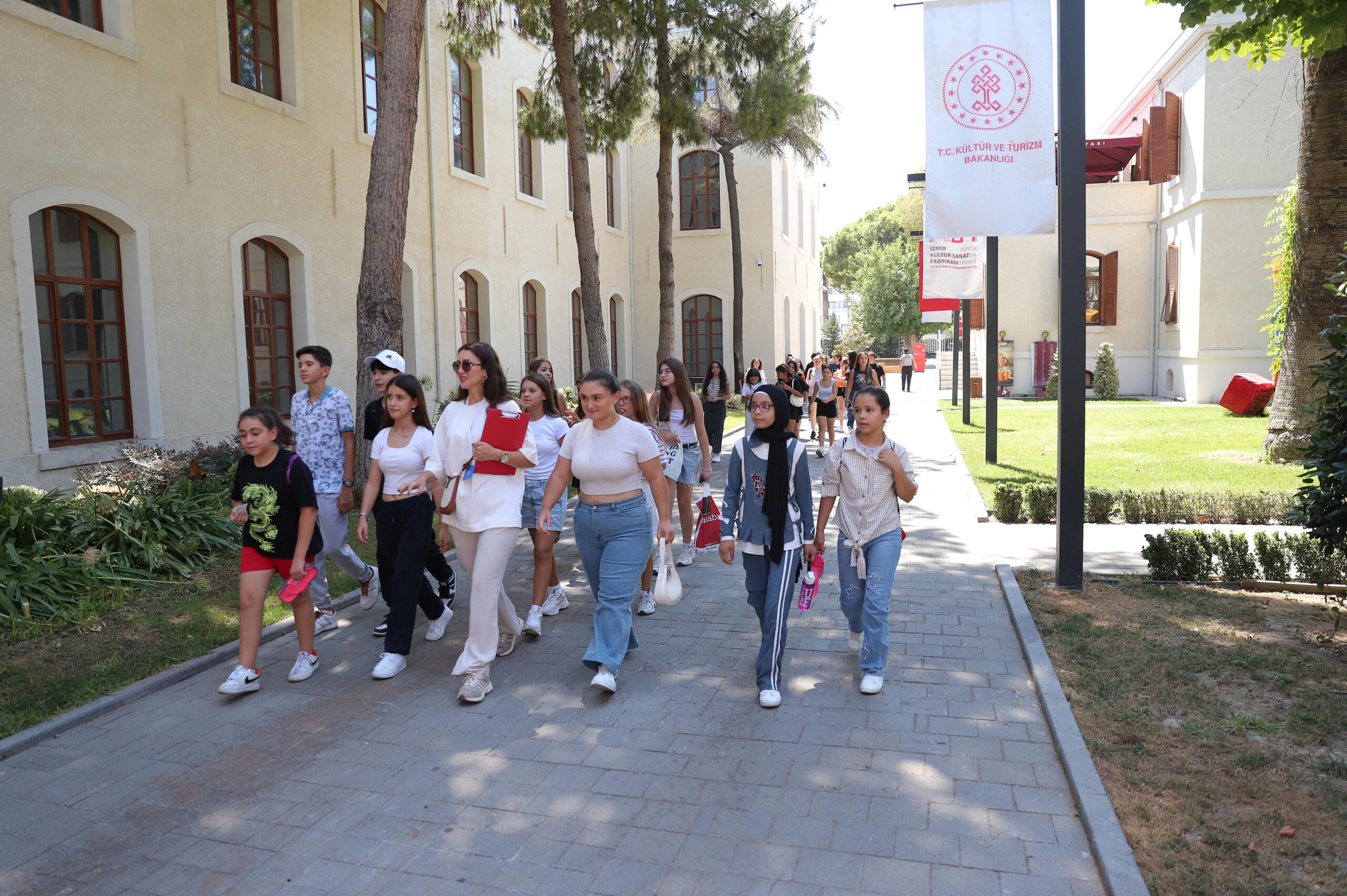 Konak Belediyesi’nin Yaz Spor Okulu’na katılan çocuklar, Sancar Maruflu Bilim