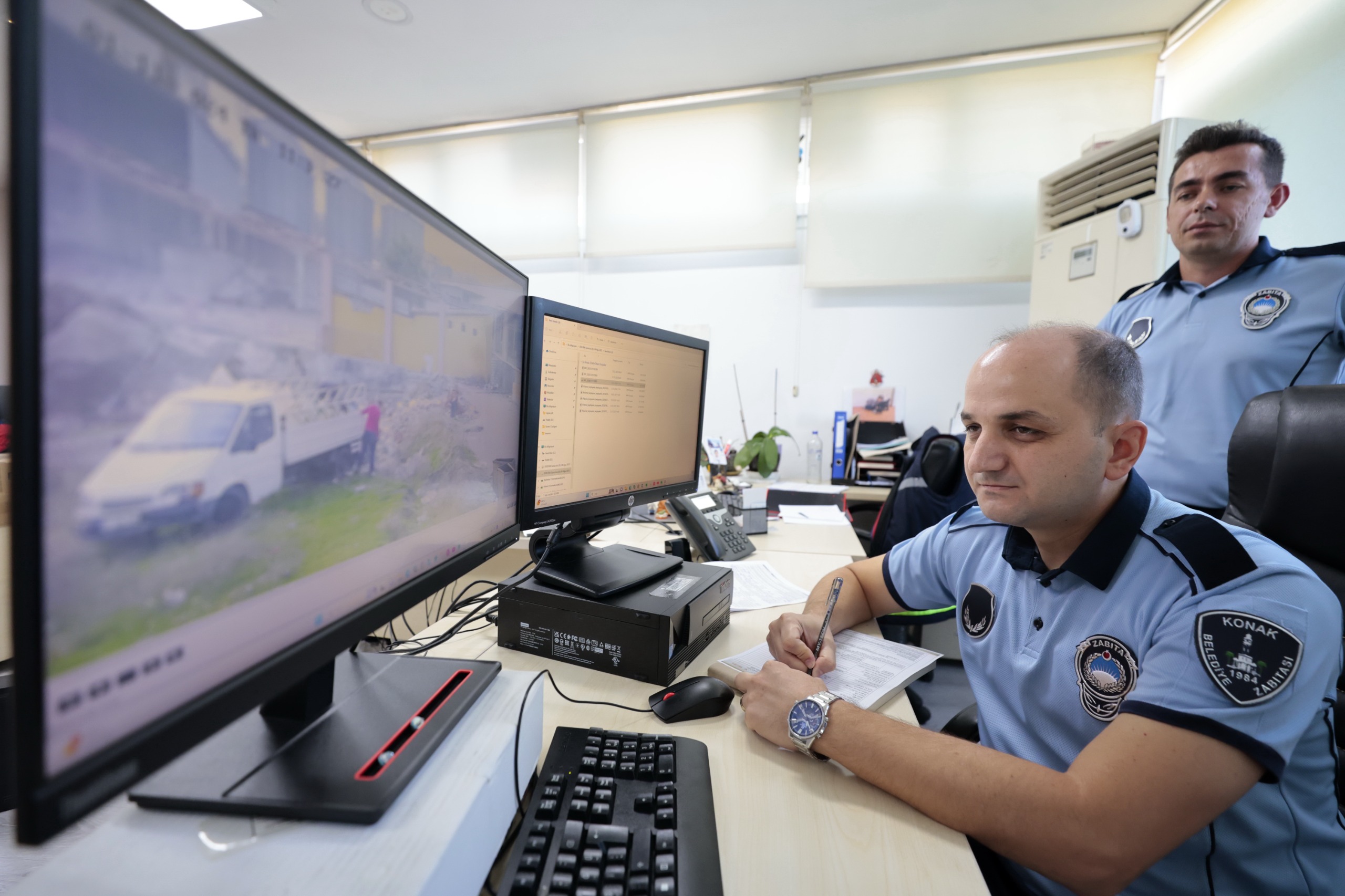 Konak’ta, başta moloz ve kullanılmayan ev eşyaları olmak üzere çeşitli