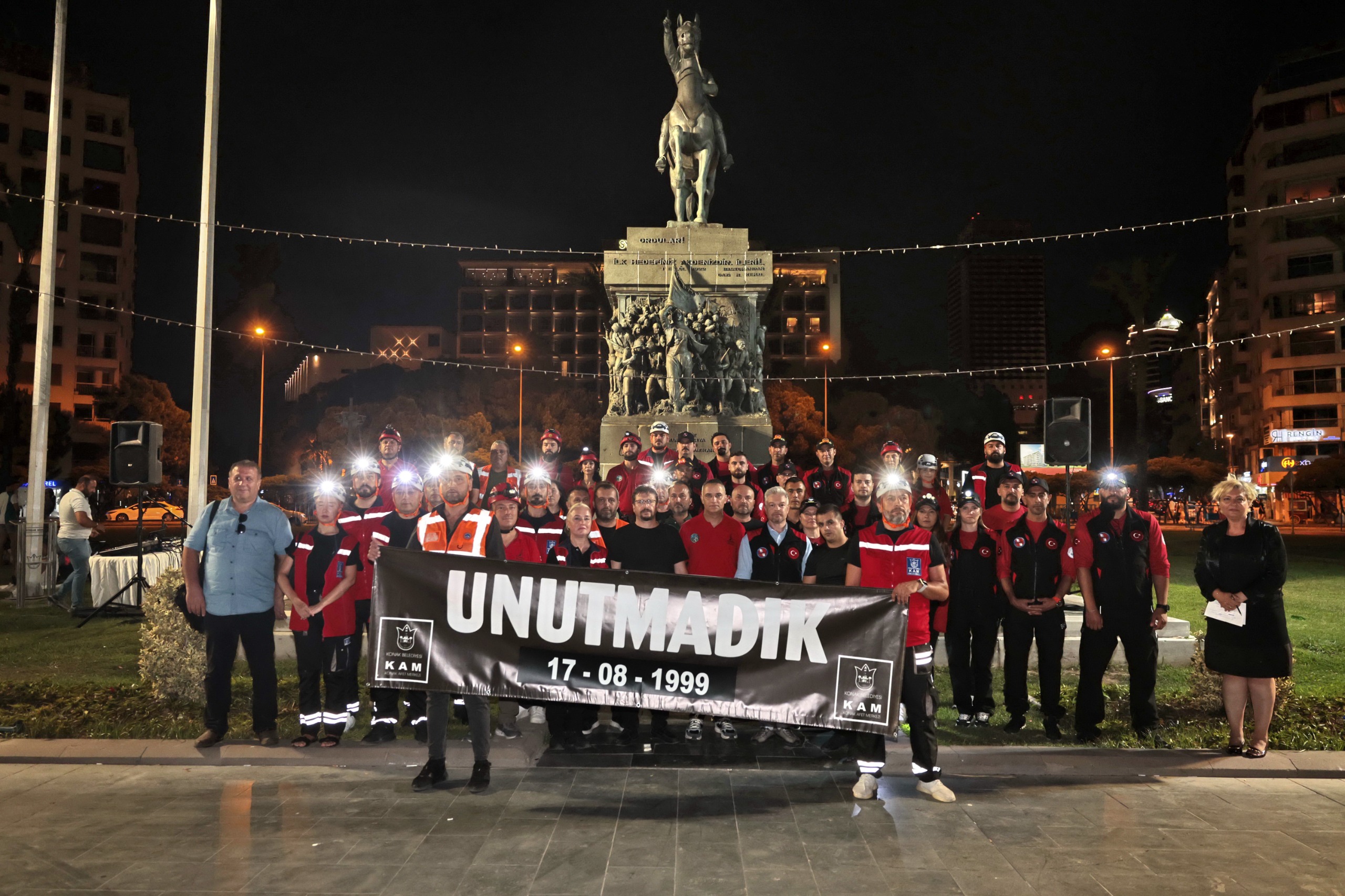 Konak Belediyesi öncülüğünde düzenlenen “Sessiz Yürüyüş”, 17 Ağustos Marmara Depremi’nde