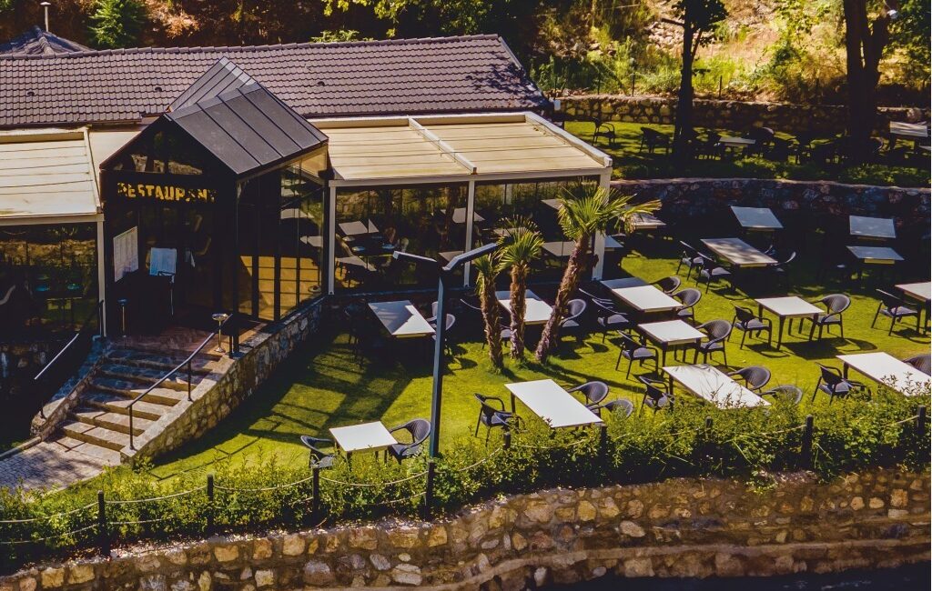 Efeler Belediyesi’nin doğayla uyumlu hizmet anlayışıyla hizmet veren Doğa Restaurant,