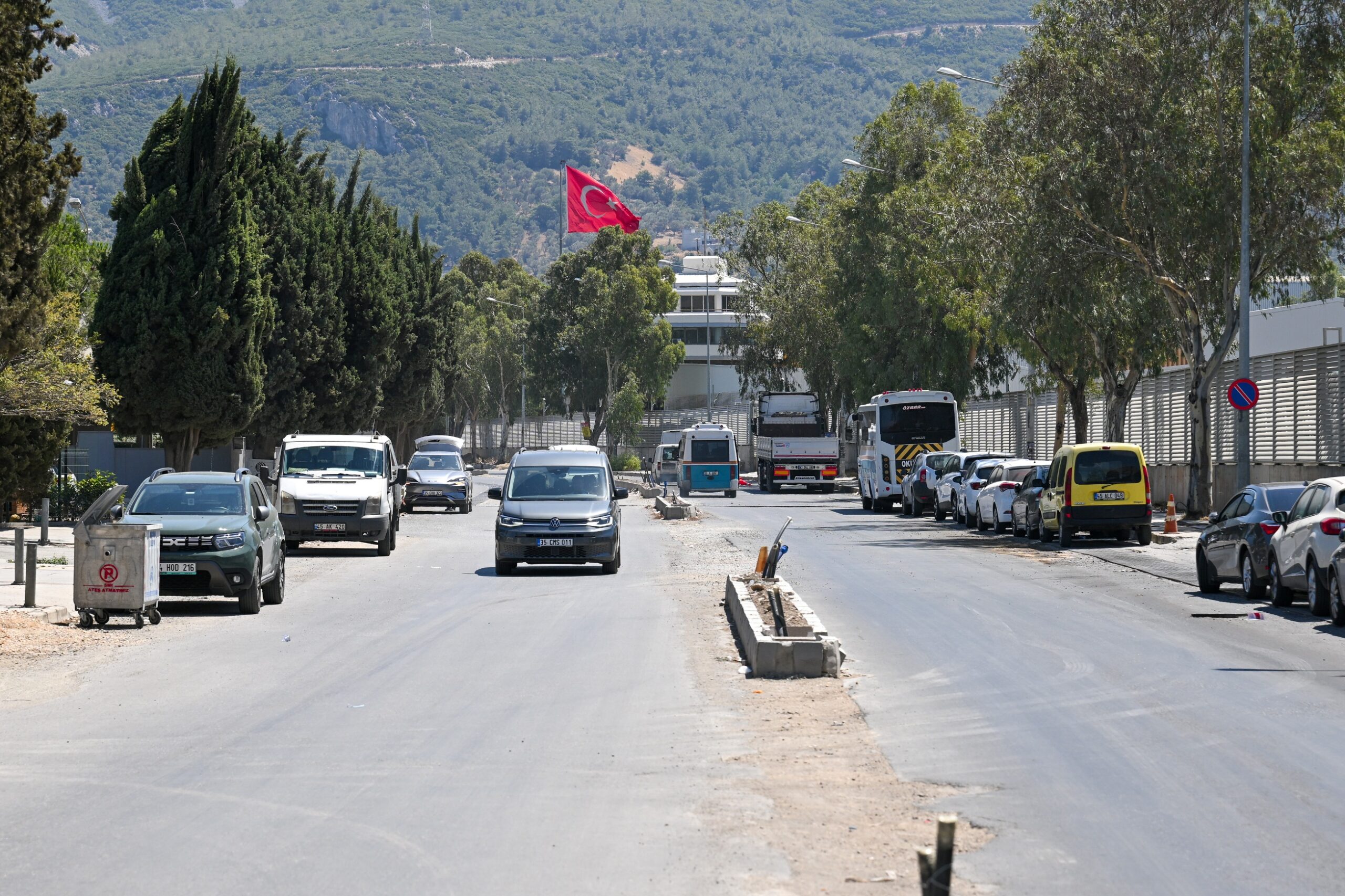 Bornova Belediyesi, Kemalpaşa Caddesi’nden Pınarbaşı merkezine uzanan Pınar Caddesi’ni baştan