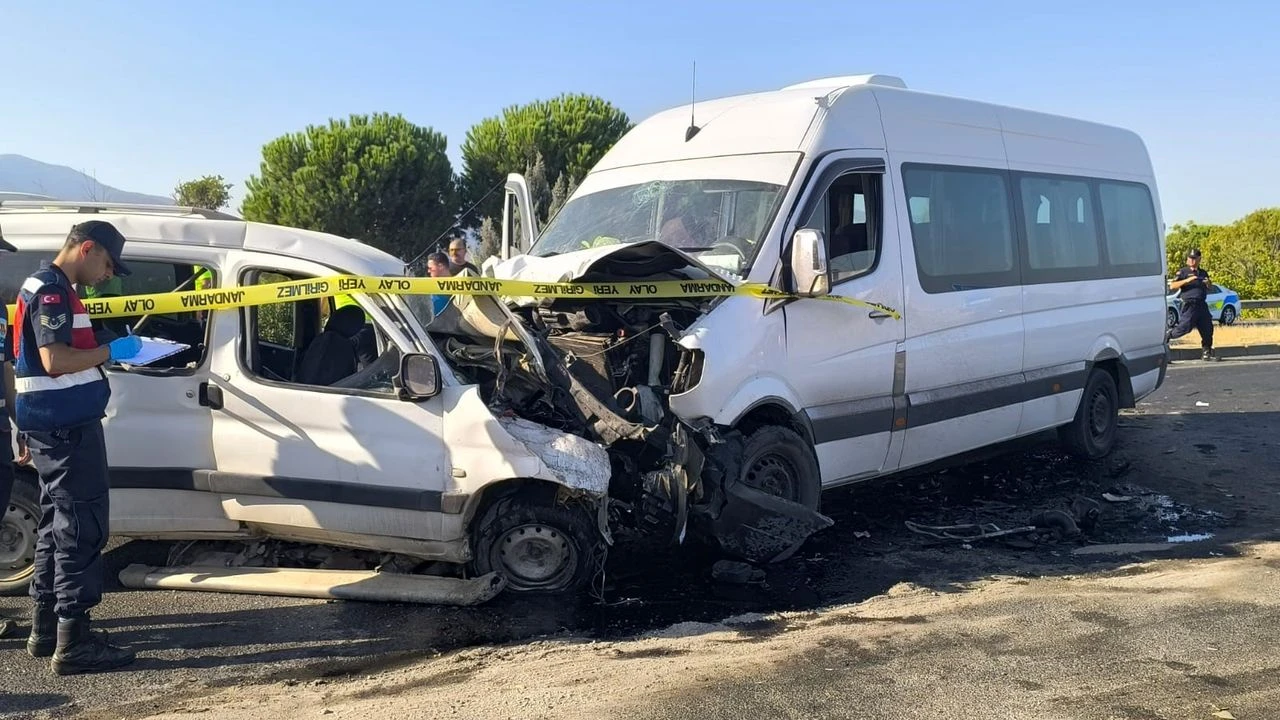 Kemalpaşa’da tarım işçilerini taşıyan minibüs ile hafif ticari aracın kafa