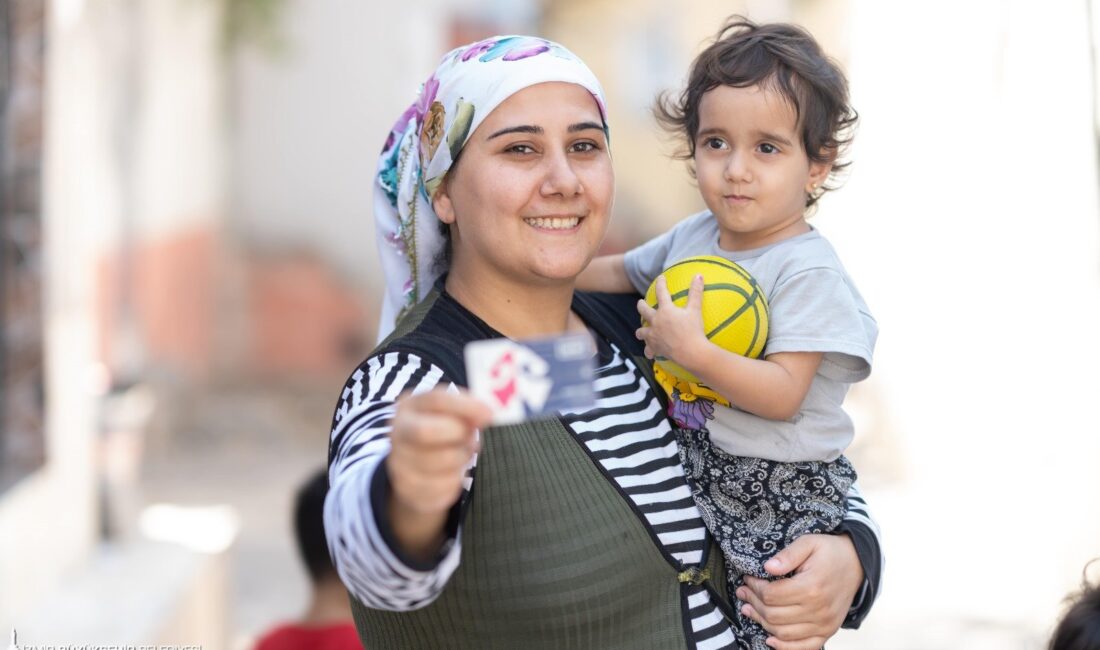 İzmir Büyükşehir Belediyesi tarafından hayata geçirilen, annelere çocukları ile toplu