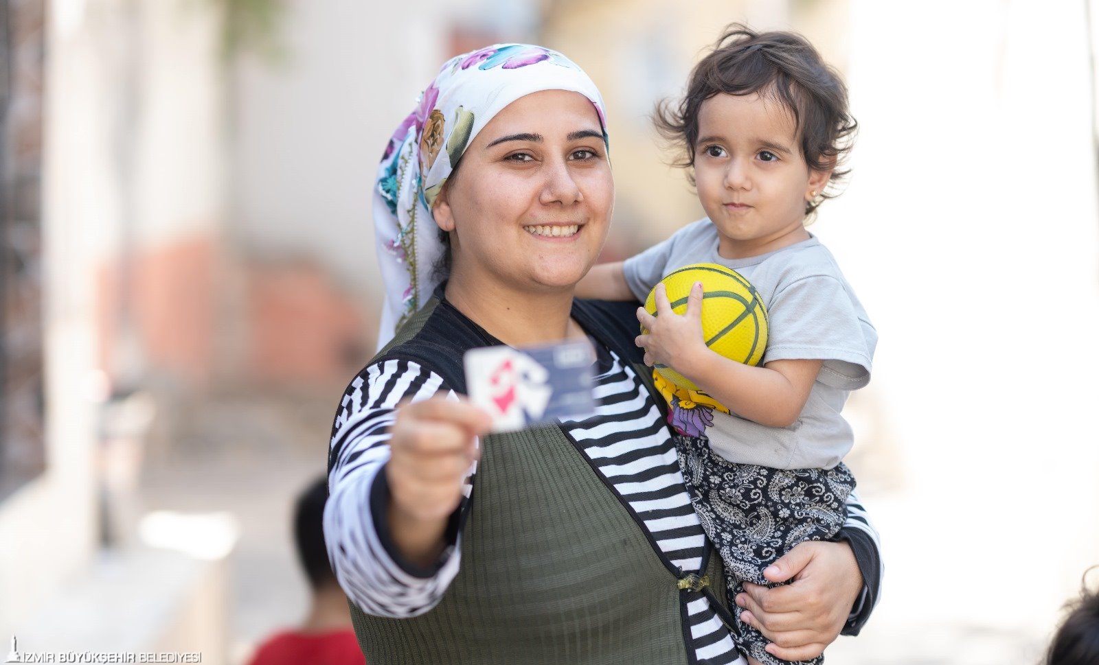 İzmir Büyükşehir Belediyesi tarafından hayata geçirilen, annelere çocukları ile toplu