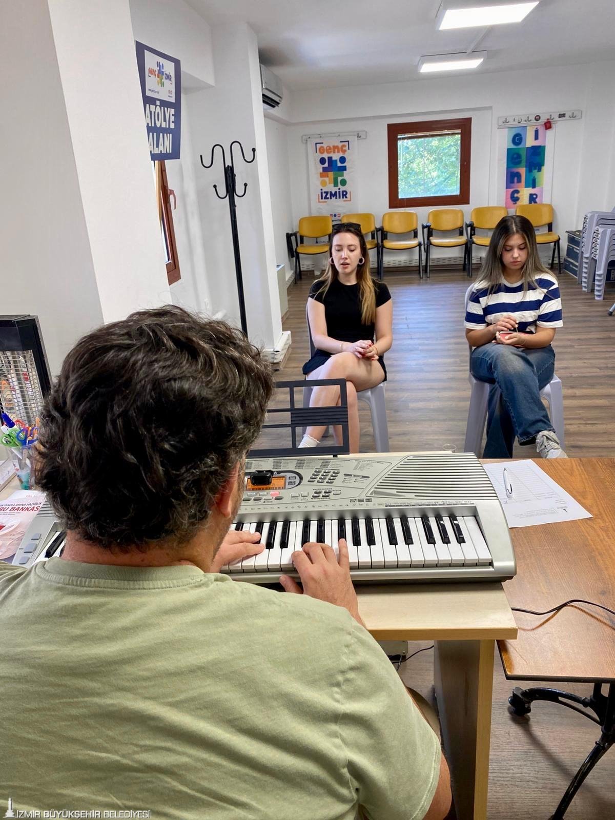 İzmir Büyükşehir Belediyesi’nin gençlere sanat eğitiminde fırsat eşitliği sunmak amacıyla