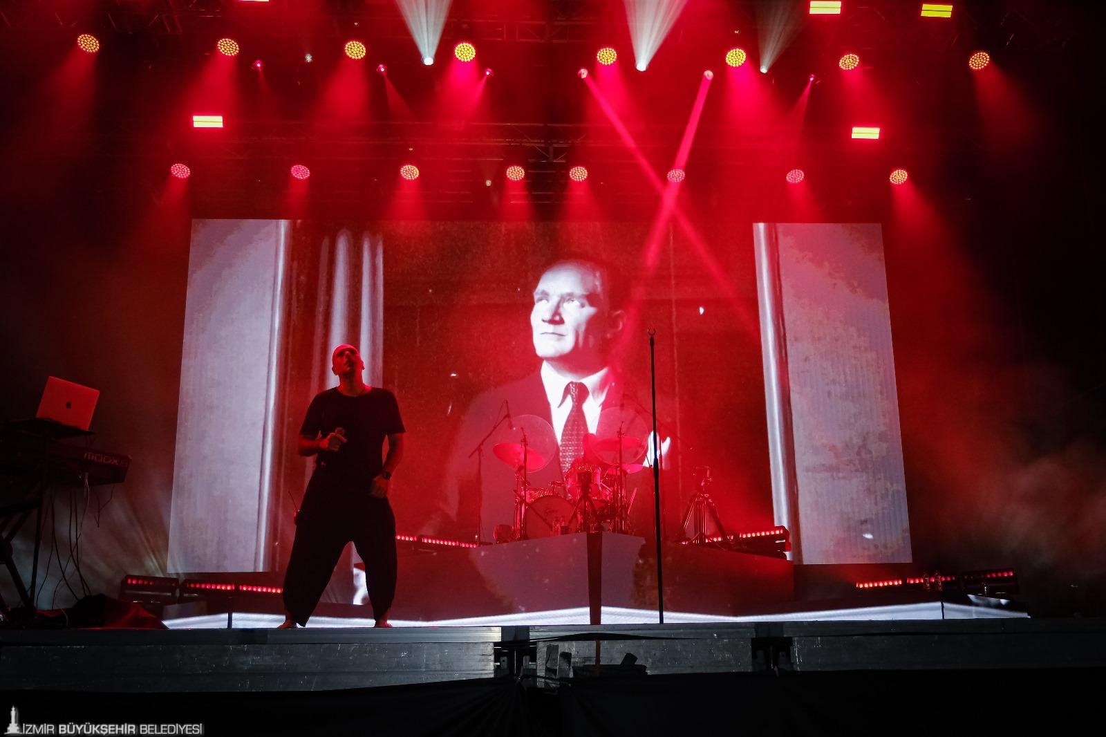 94. İzmir Enternasyonal Fuarı kapsamında düzenlenen Çim Konserleri’nde Türk rock