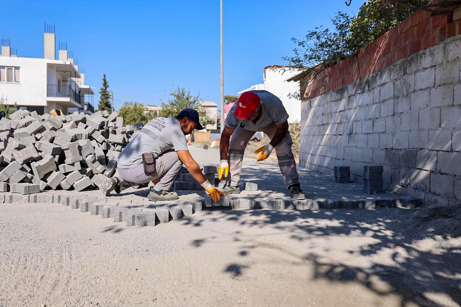 Efeler Belediyesi, Merkez Yeniköy Mahallesi’nde gerçekleştirdiği parke taşı döşeme çalışmasıyla