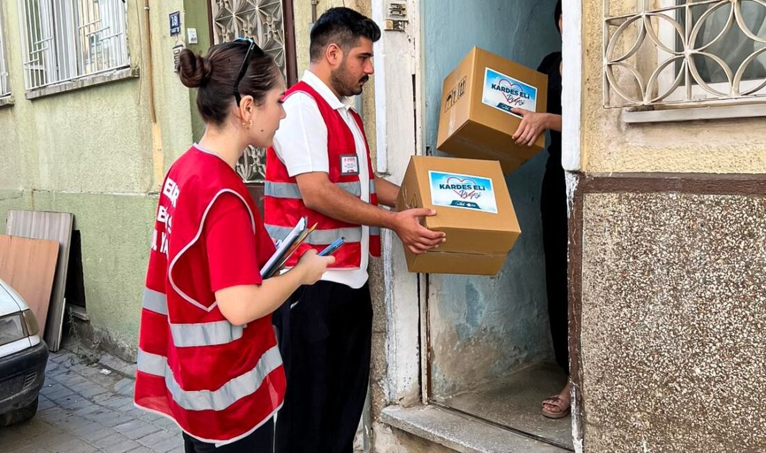 Efeler Belediyesi’nin “Kardeş Eli” projesi, ihtiyaç sahibi vatandaşlara gıda, kıyafet