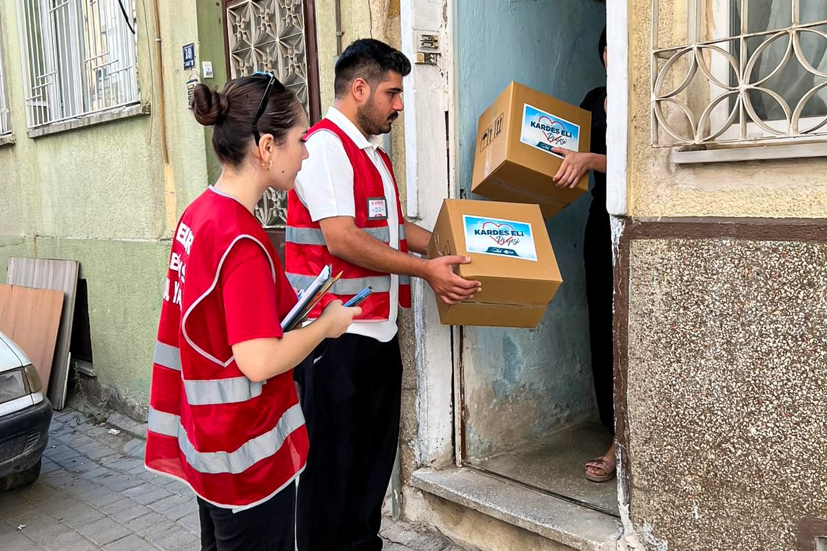 Efeler Belediyesi’nin “Kardeş Eli” projesi, ihtiyaç sahibi vatandaşlara gıda, kıyafet
