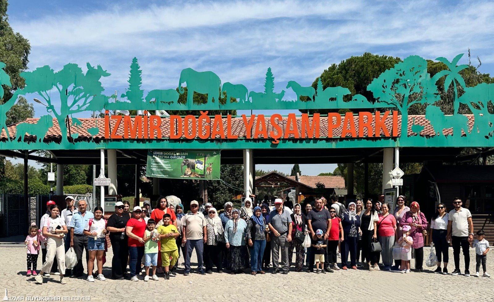 İzmir Büyükşehir Belediyesi, Ödemiş Karadoğan Mahallesi’ndeki yangından etkilenen başta çocuklar