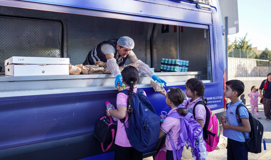 İzmir Büyükşehir Belediyesi’nin ihtiyaçlı mahallelerin ilkokullarında 2024 yılında başlattığı beslenme
