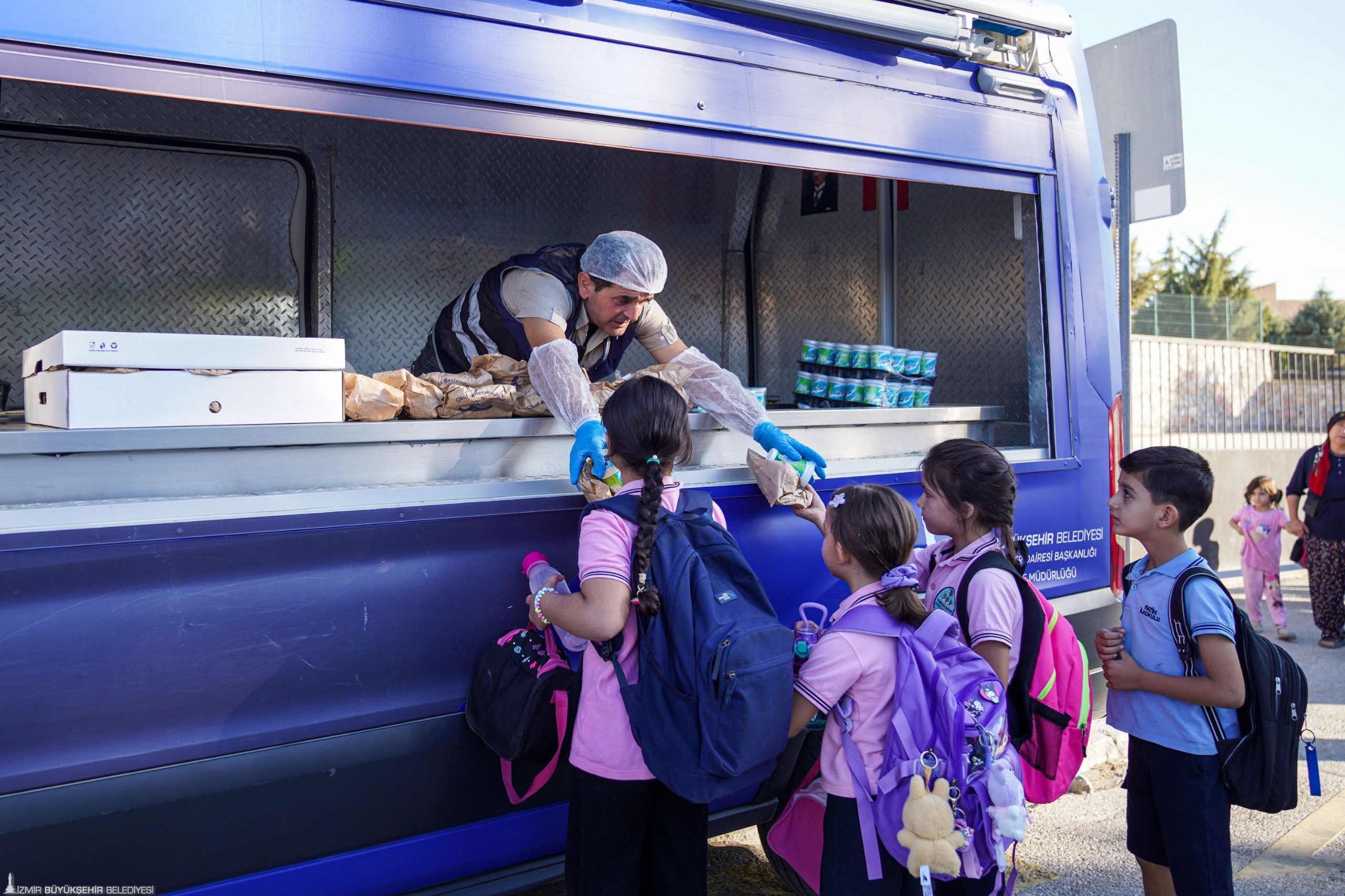 İzmir Büyükşehir Belediyesi’nin ihtiyaçlı mahallelerin ilkokullarında 2024 yılında başlattığı beslenme