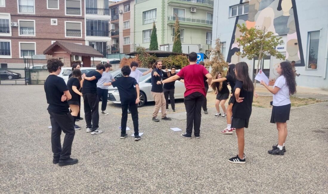 İzmir’de bir özel okulun lise öğrencileri, Örnekköy Kadın Dayanışma Merkezi’ni